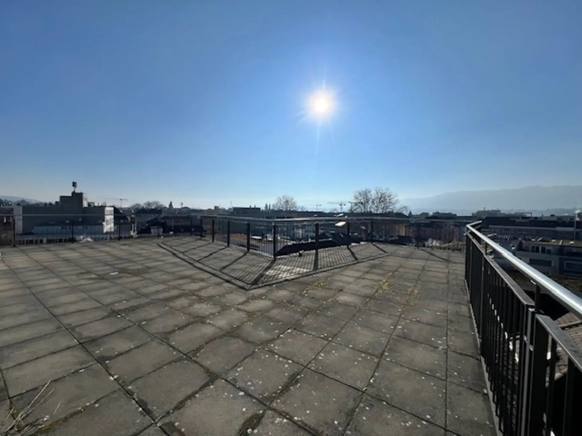 Helle und moderne Bürofläche mit exklusiver Terrasse im Zürcher Seefeld