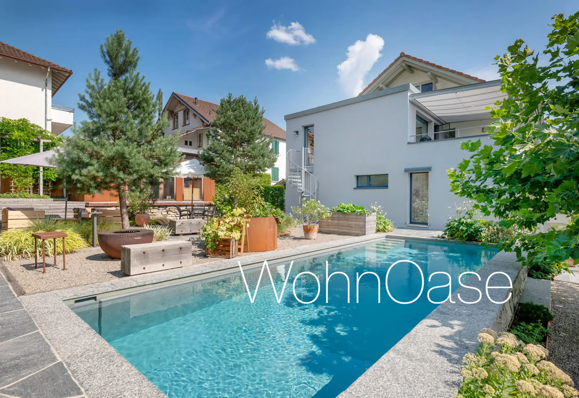 Exklusives Zweifamilienhaus mit Gartenoase und Pool an bevorzugter Woh