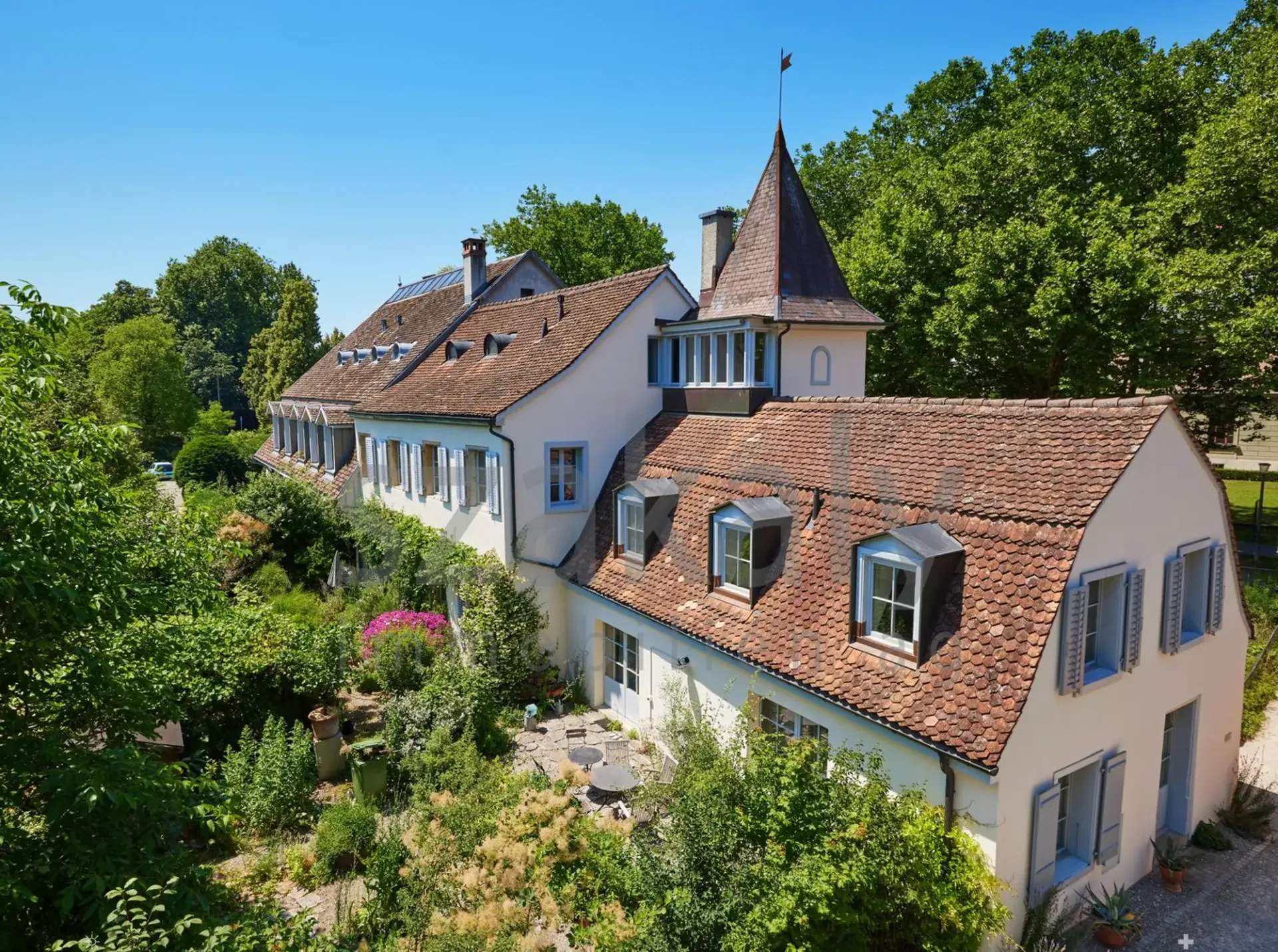 Dreifamilienhaus mit Charme in alterwürdigem Gemäuer