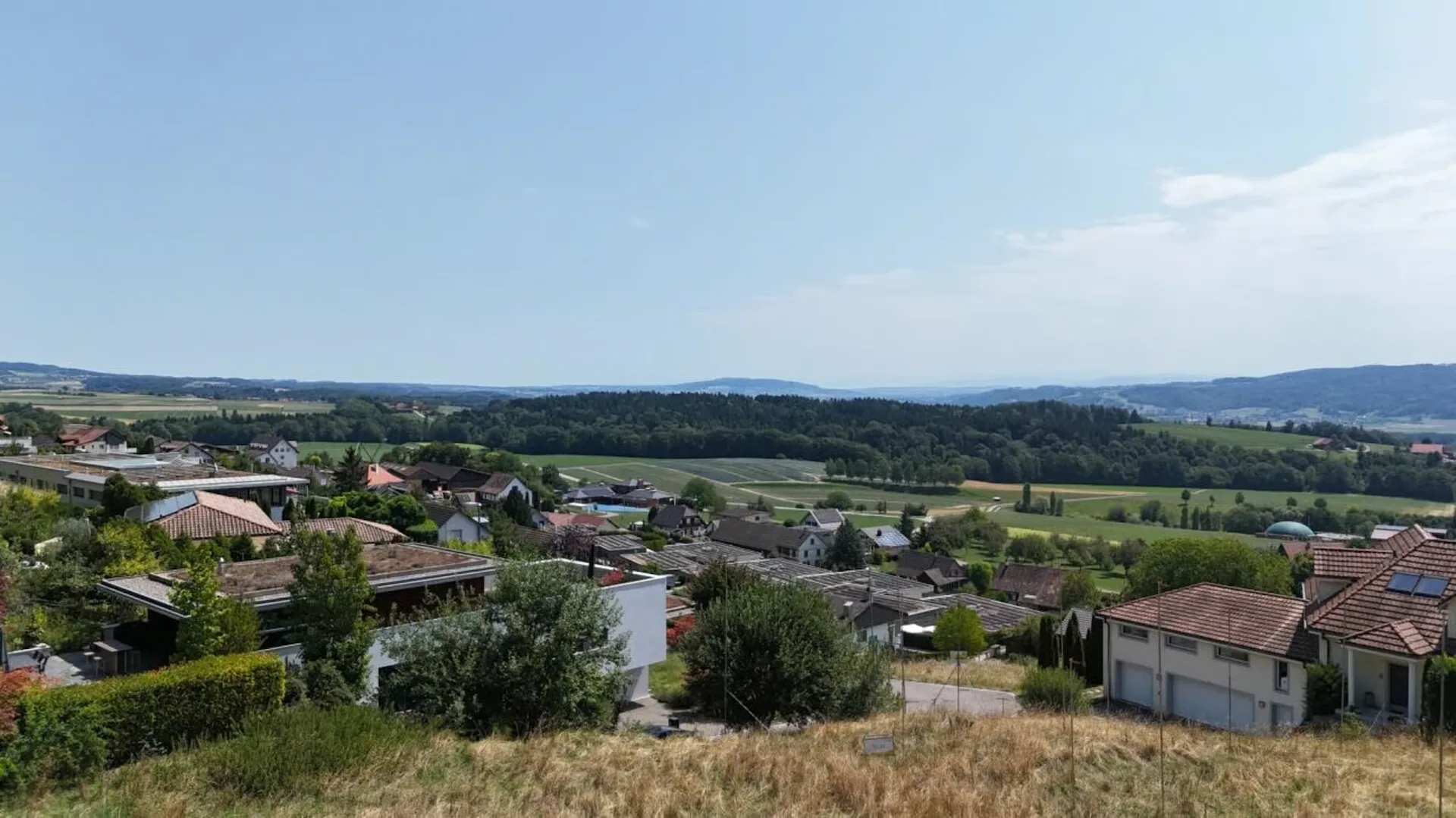 Exclusive plot with far-reaching views in a well-sunned hillside location