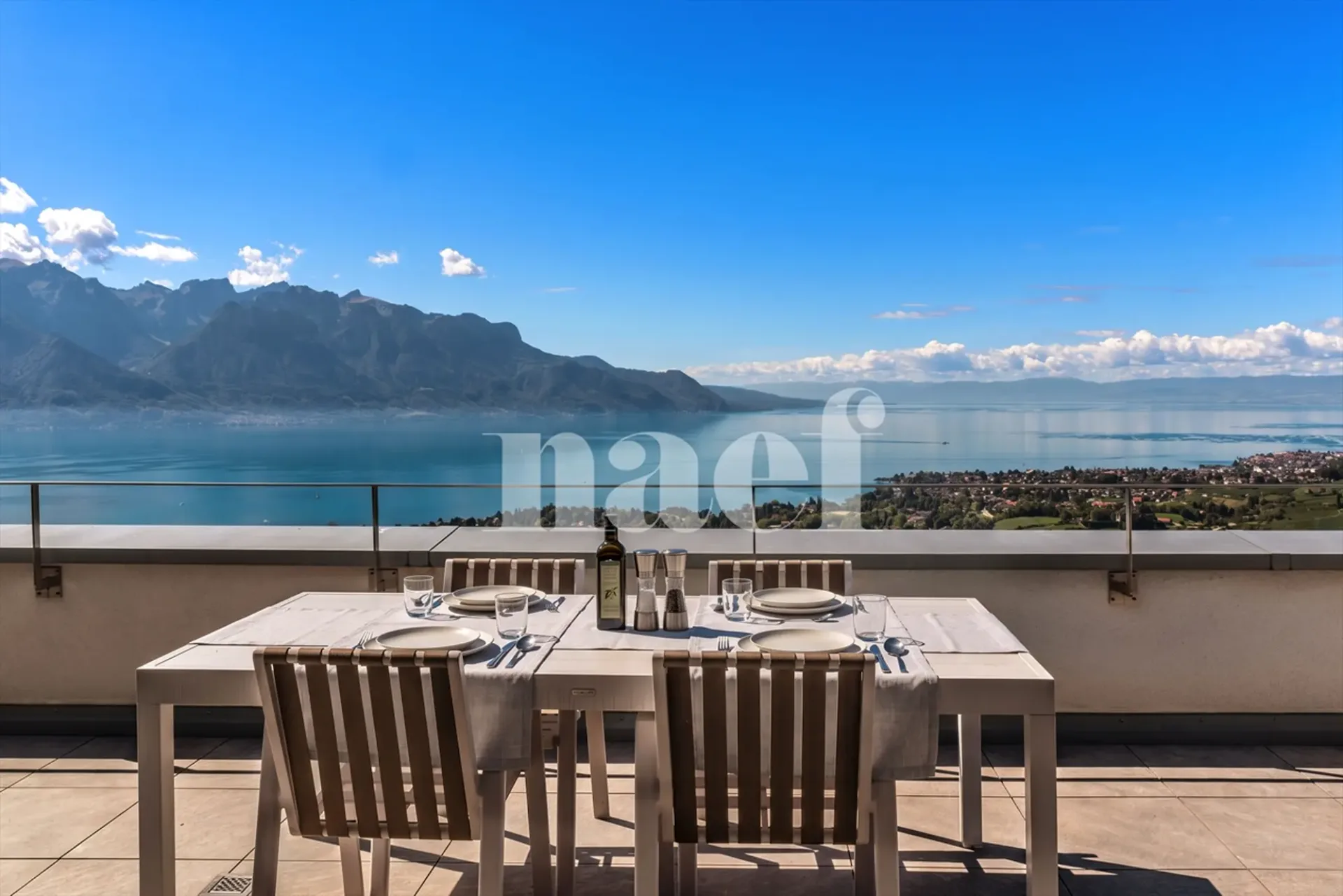 Attika-Wohnung mit 4.5 Zimmern, Terrasse und grandiosem Blick auf den Genfersee zum Verkauf in den Höhen von Montreux