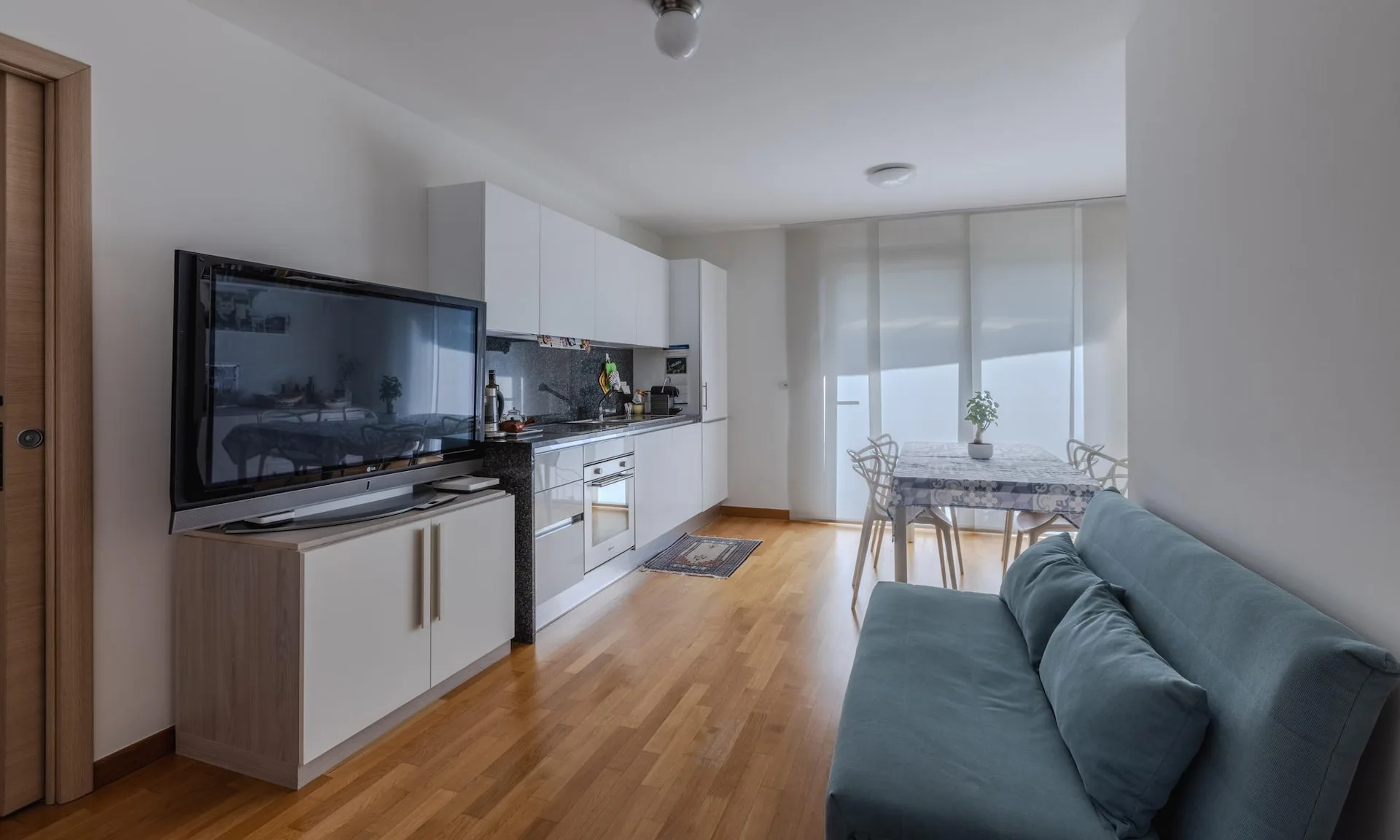 ELEGANTES UND HELLES 2.5-ZIMMER-WOHNUNG MIT TERRASSE IN MAGLIASO