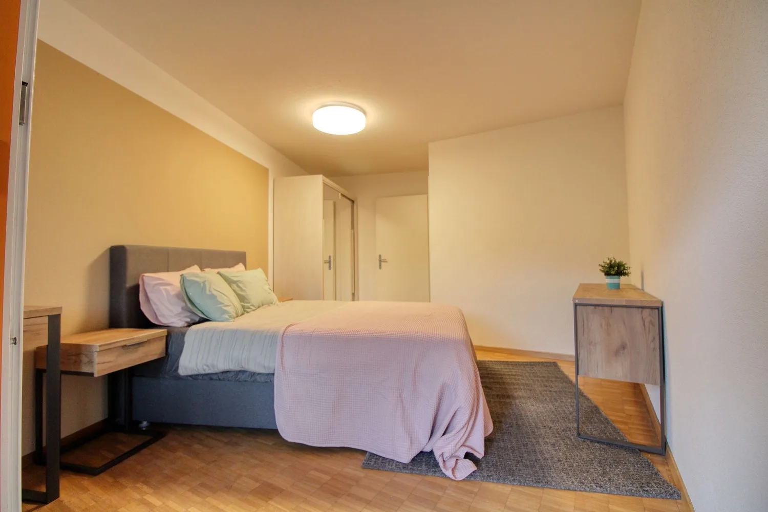 Furnished room in modernised apartment in a top location