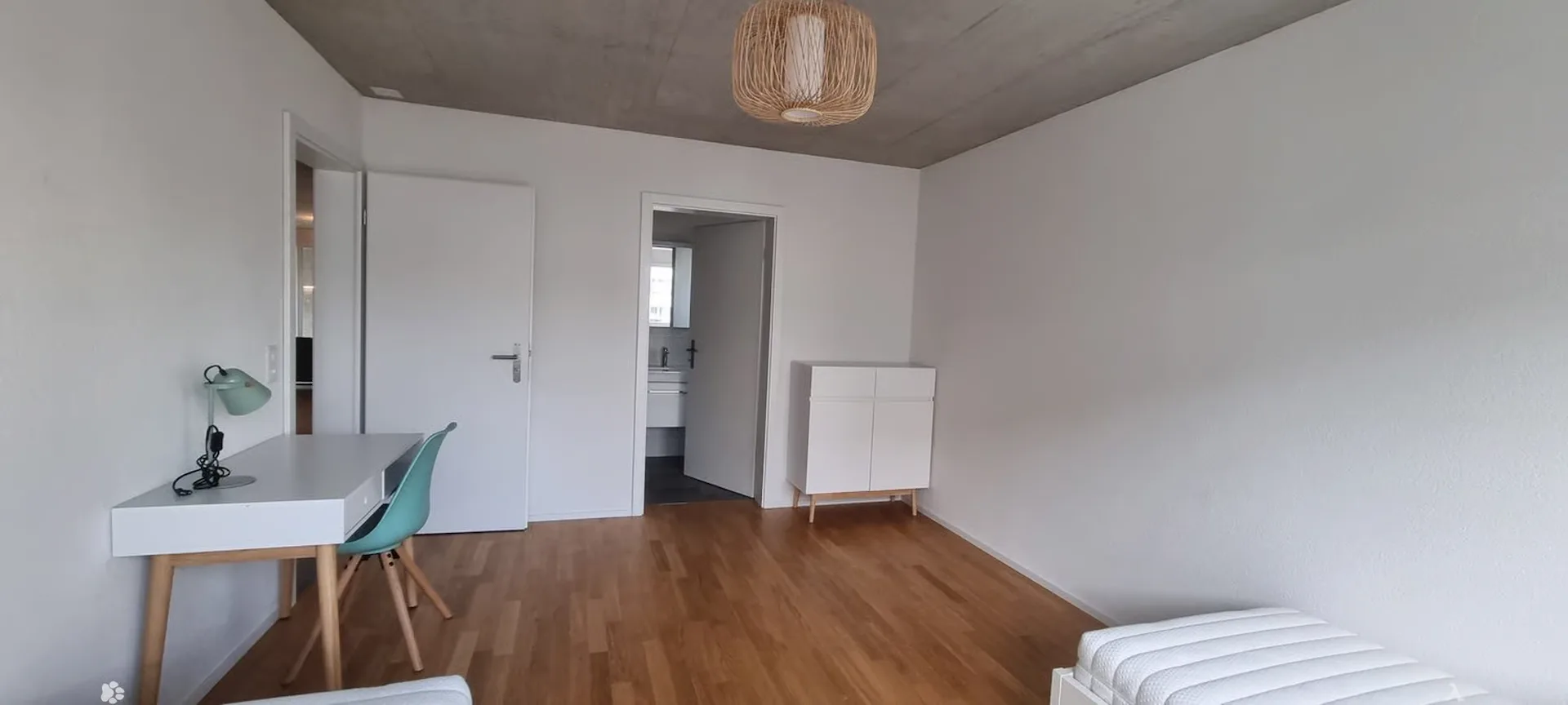 möbliertes WG-Zimmer mit eigenem Bad / chambre meublée en colocation avec salle de bain privée