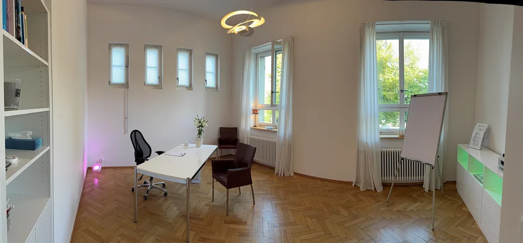 Atelier in denkmalgeschützter Liegenschaft mit See- und Bergsicht