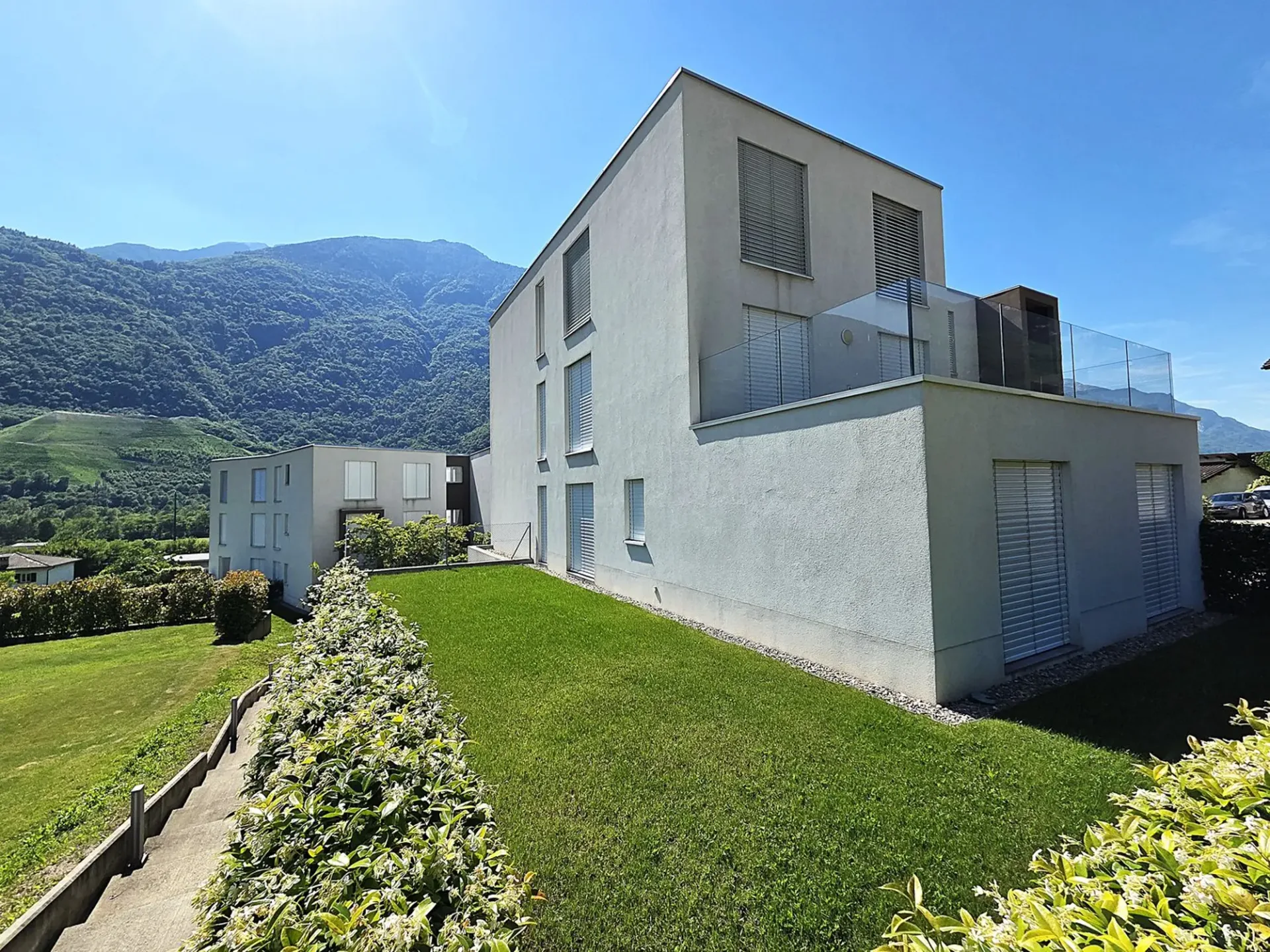 Modernes 4.5-Zimmer-Apartment mit Garten in Claro – Neubau mit Aussicht