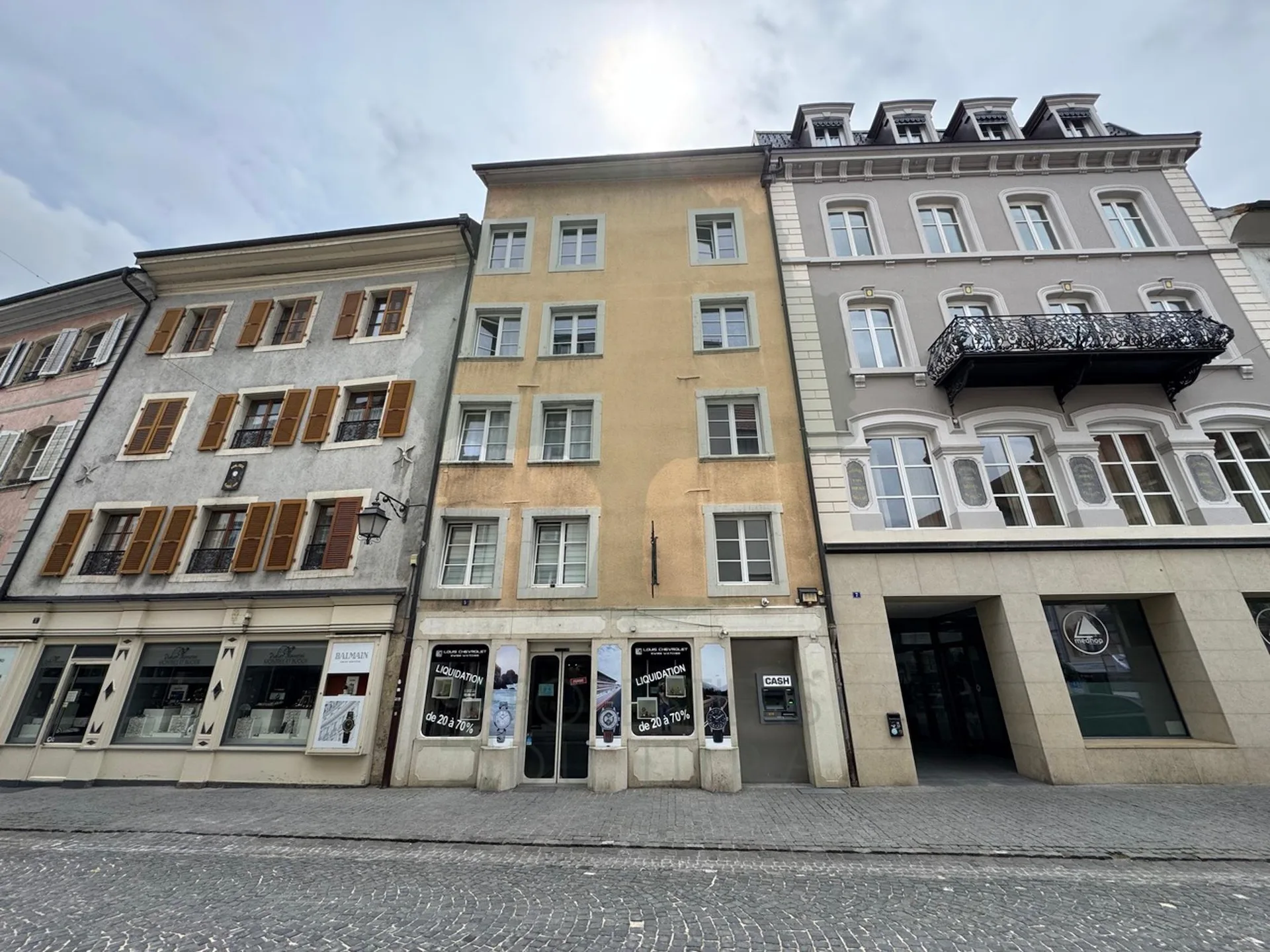 Immeuble de rendement avec 8 appartements & 2 surfaces commerciales