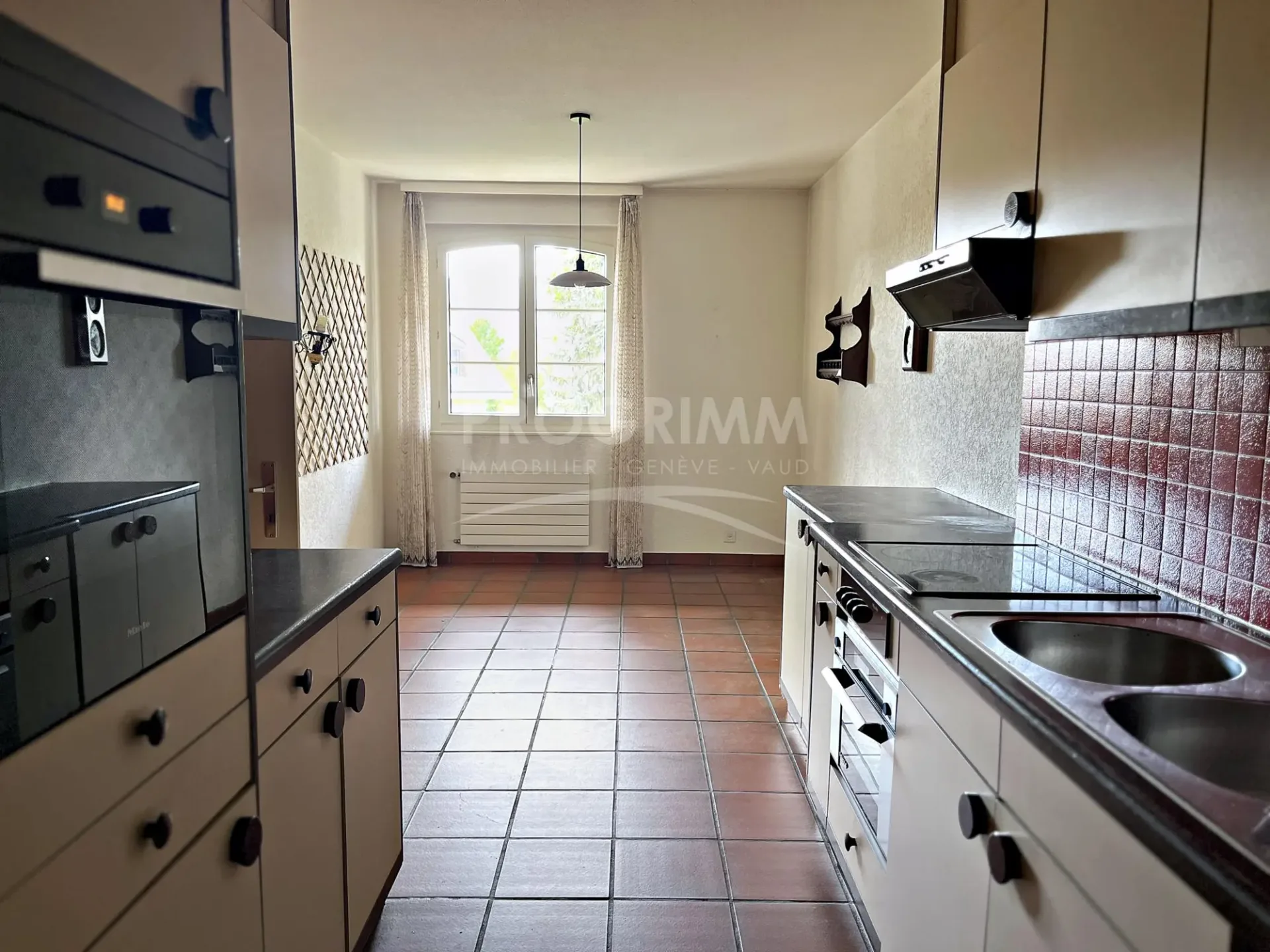 Neu - Zu renovieren - 5-Zimmer-Wohnung/145m2 mit großem Balkon 8m2 - Keller + Tiefgaragenplatz