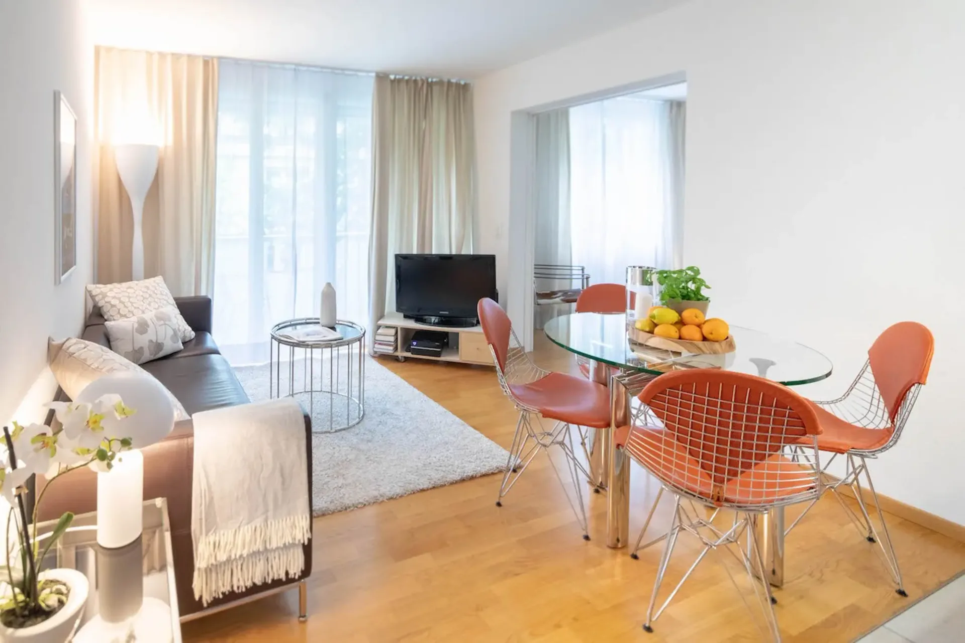 Modern eingerichtete 2-Zimmer-Wohnung mit Balkon in Zürich Wiedikon