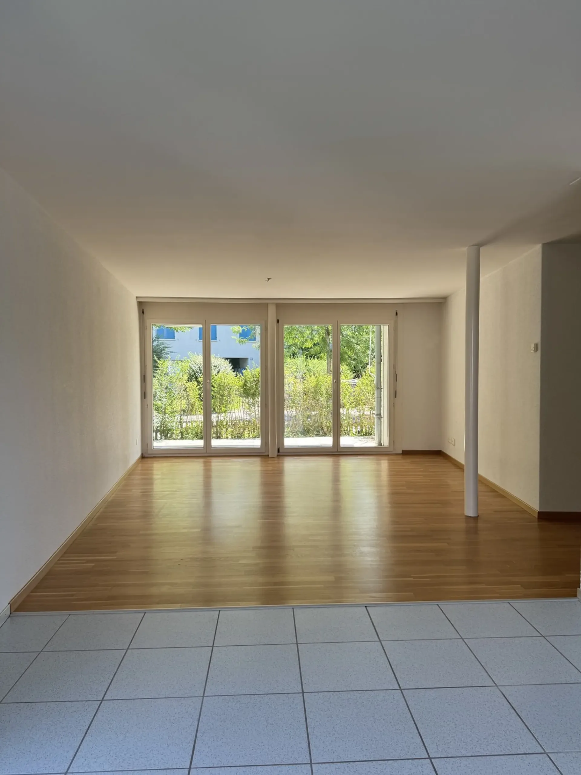 Grosszügige 2.5-Zimmerwohnung im Erdgeschoss mit Terrasse in Zürich