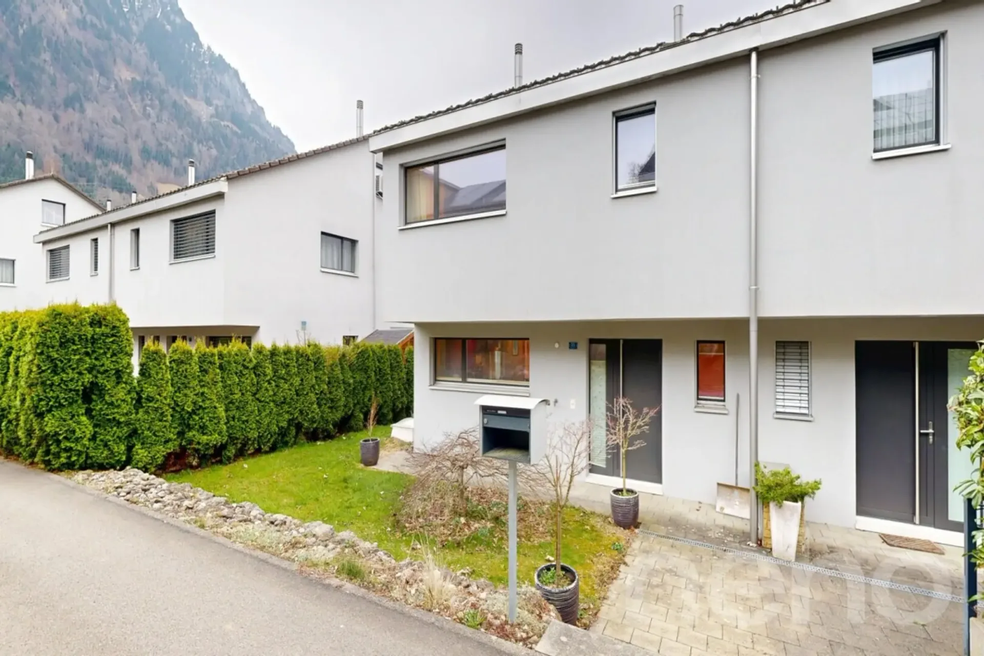 Grosszügiges Doppeleinfamilienhaus an familienfreundlicher Lage