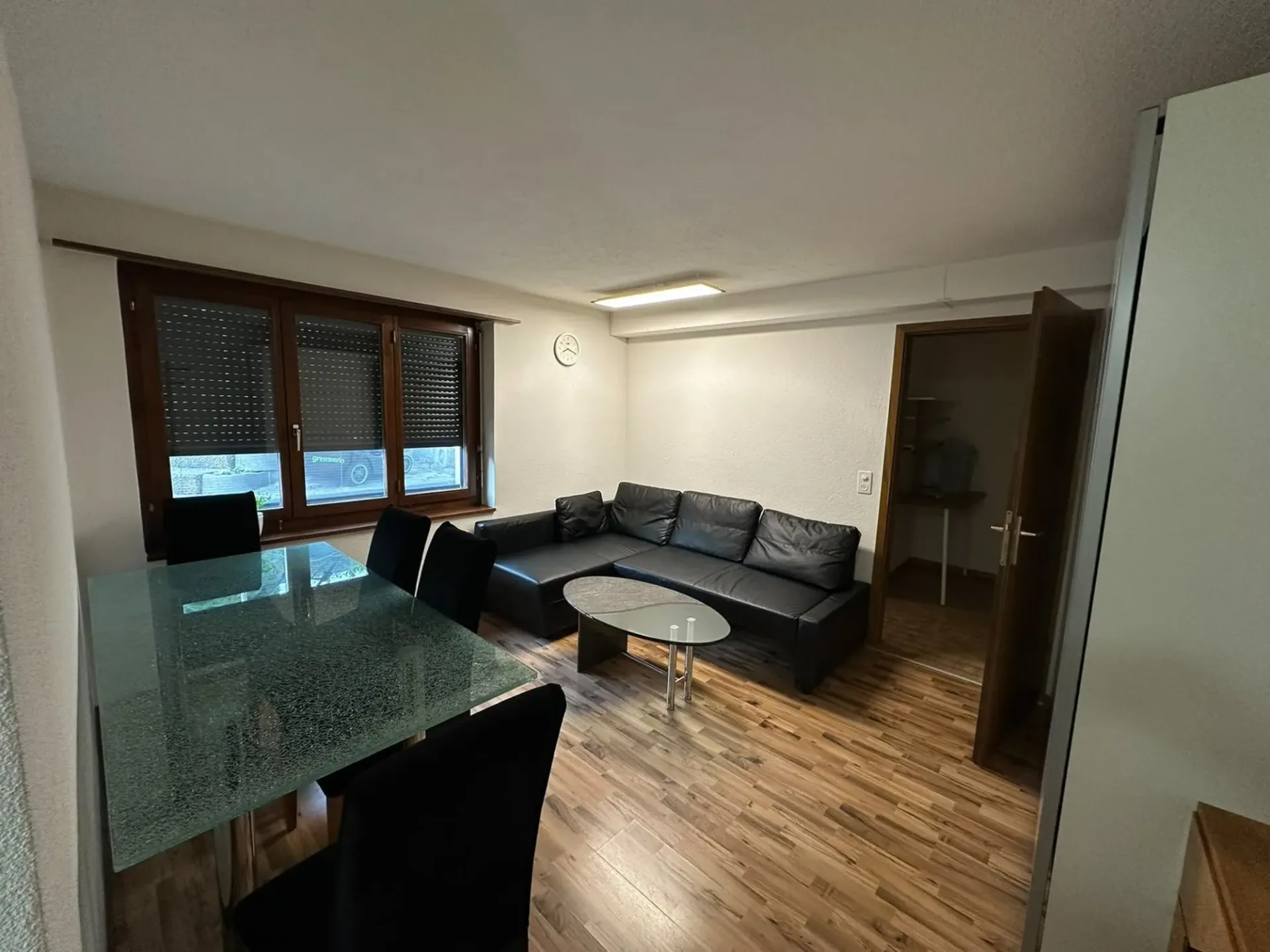 Zweizimmerwohnung im Erdgeschoss, möbliert.
