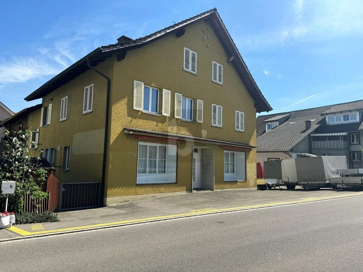 HELL MIT GROSSEN SCHAUFENSTER