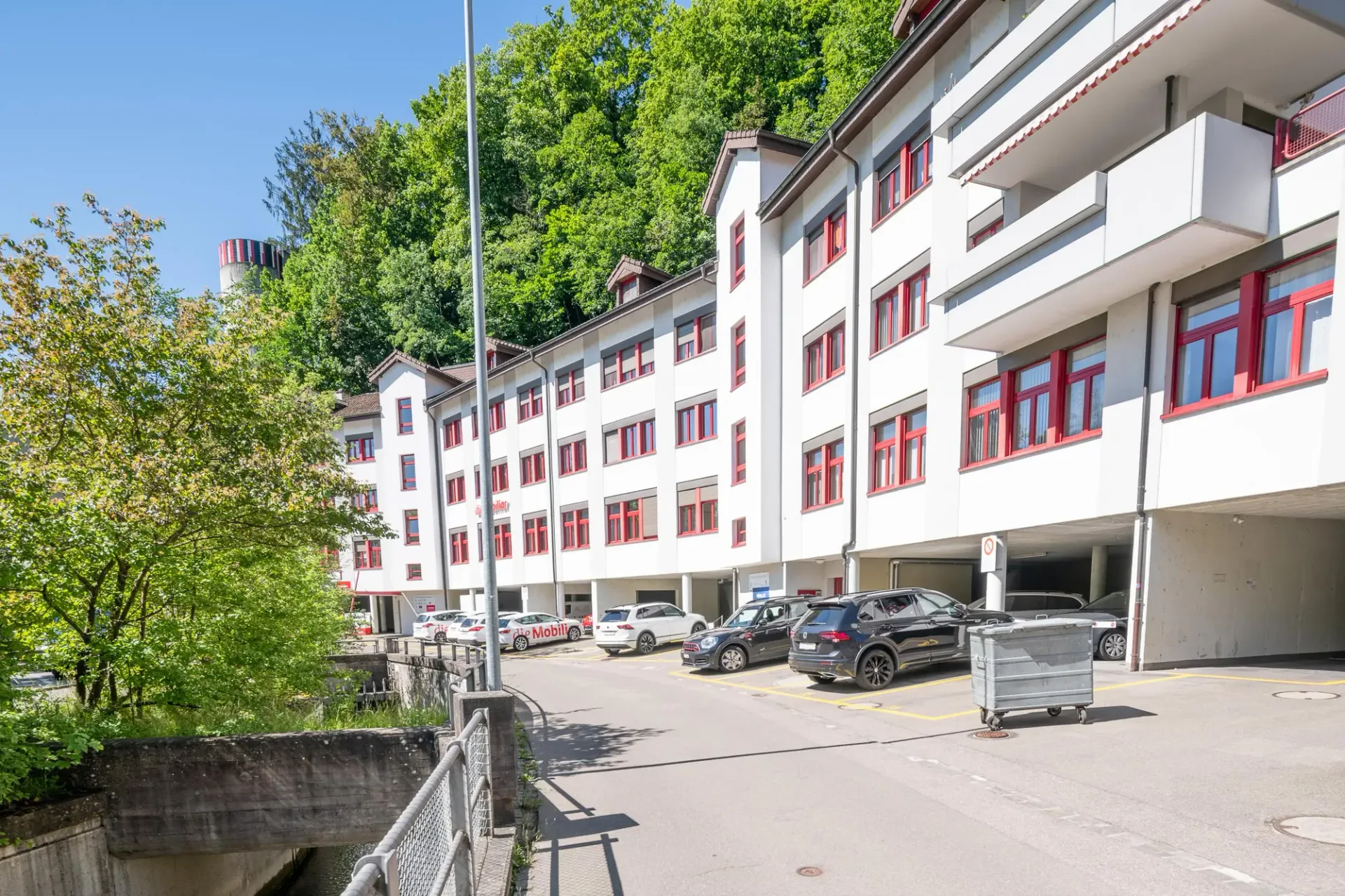 Lichtdurchflutete Gewerberäume an zentraler Lage zu vermieten