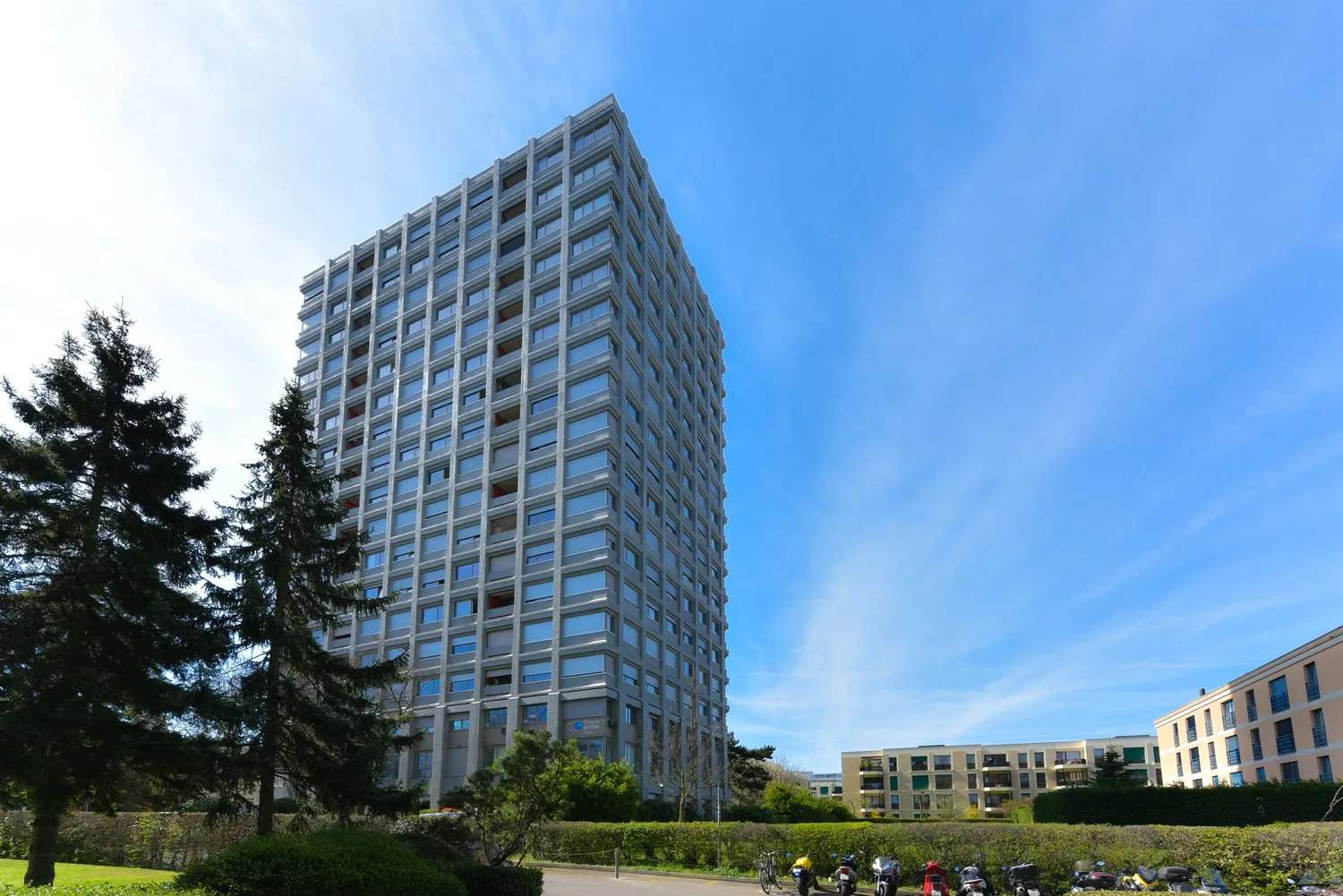 Take to the heights in a renovated apartment on the 9th floor