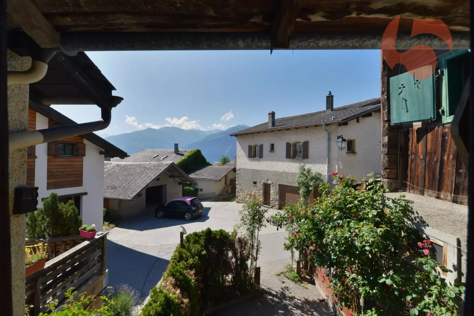 Authentique maison villageoise à fort potentiel avec garage et carnotzet