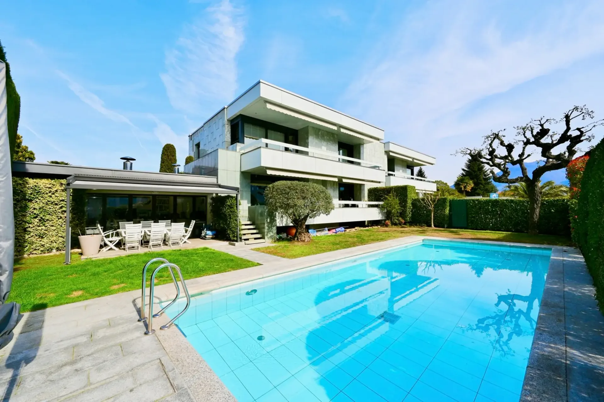 Incantevole Villa Bifamiliare con Giardino e Piscina Privati