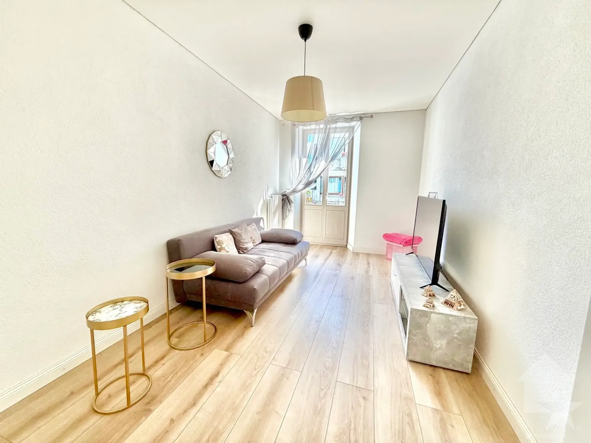 Wunderschöne 2.5-Zimmer-Wohnung mit Garage!