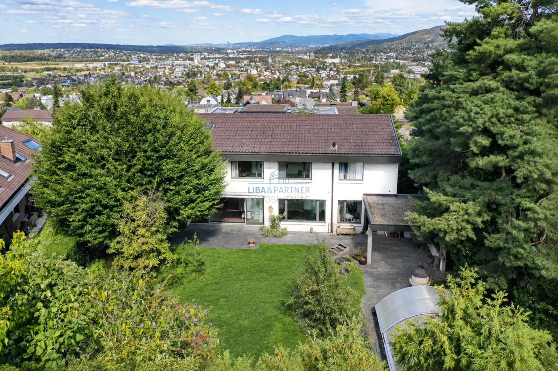 Grosszügiges Einfamilienhaus mit weitläufigem Garten in Pfeffingen