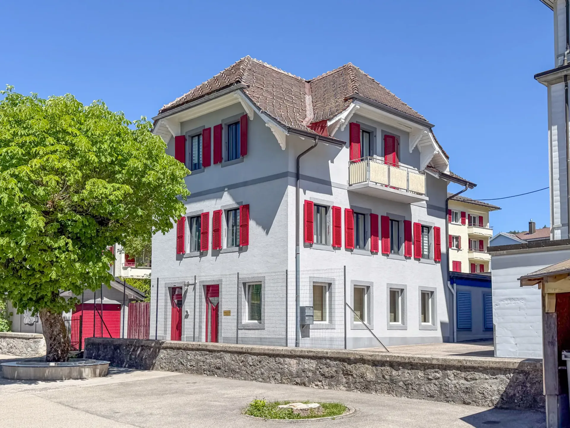 Haus mit 2 Wohnungen, 1 Gewerbefläche und 1 Garage in Ste-Croix