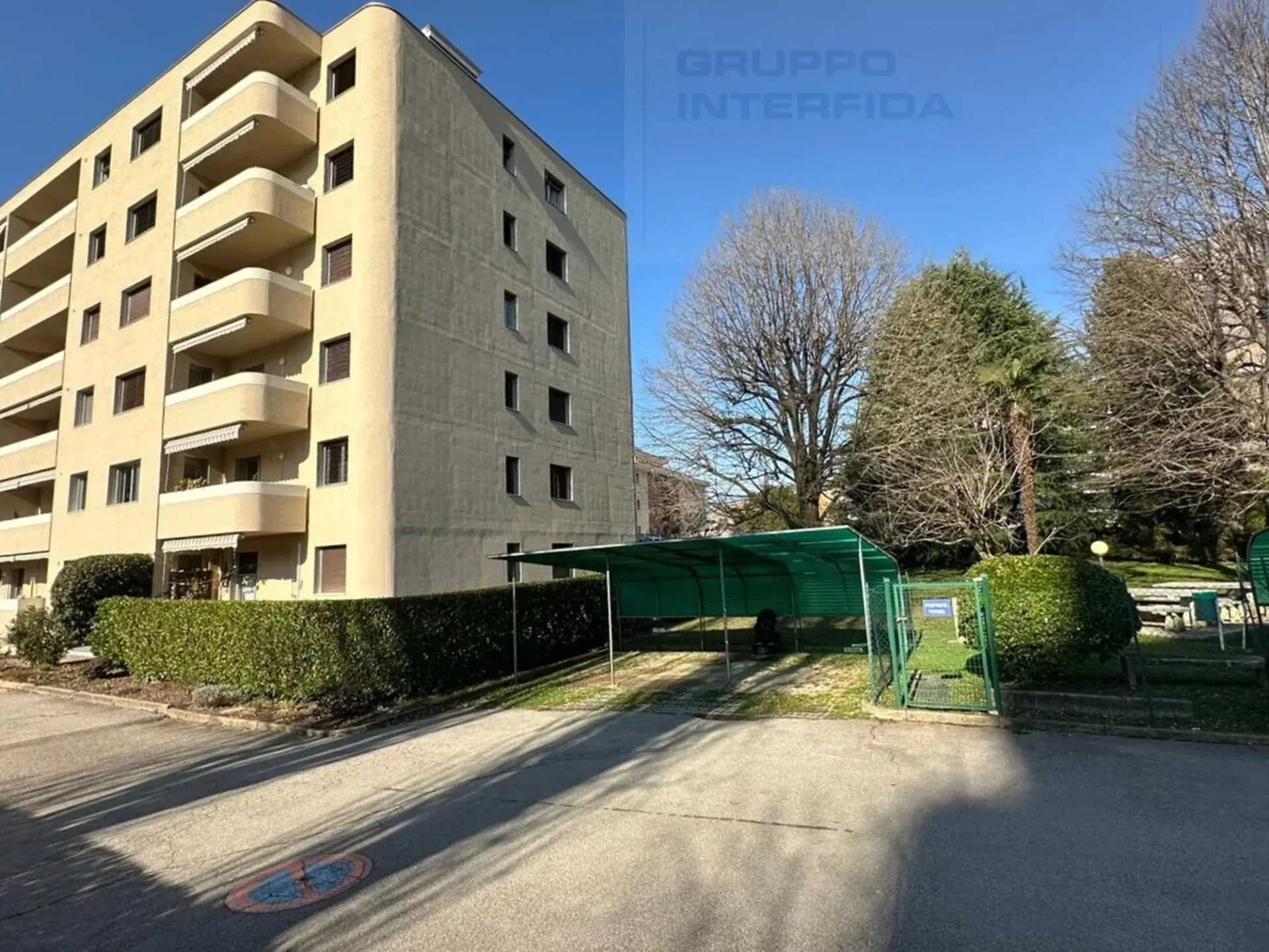 HELLES 4.5 ZIMMER-WOHNUNG IM DRITTEN STOCK