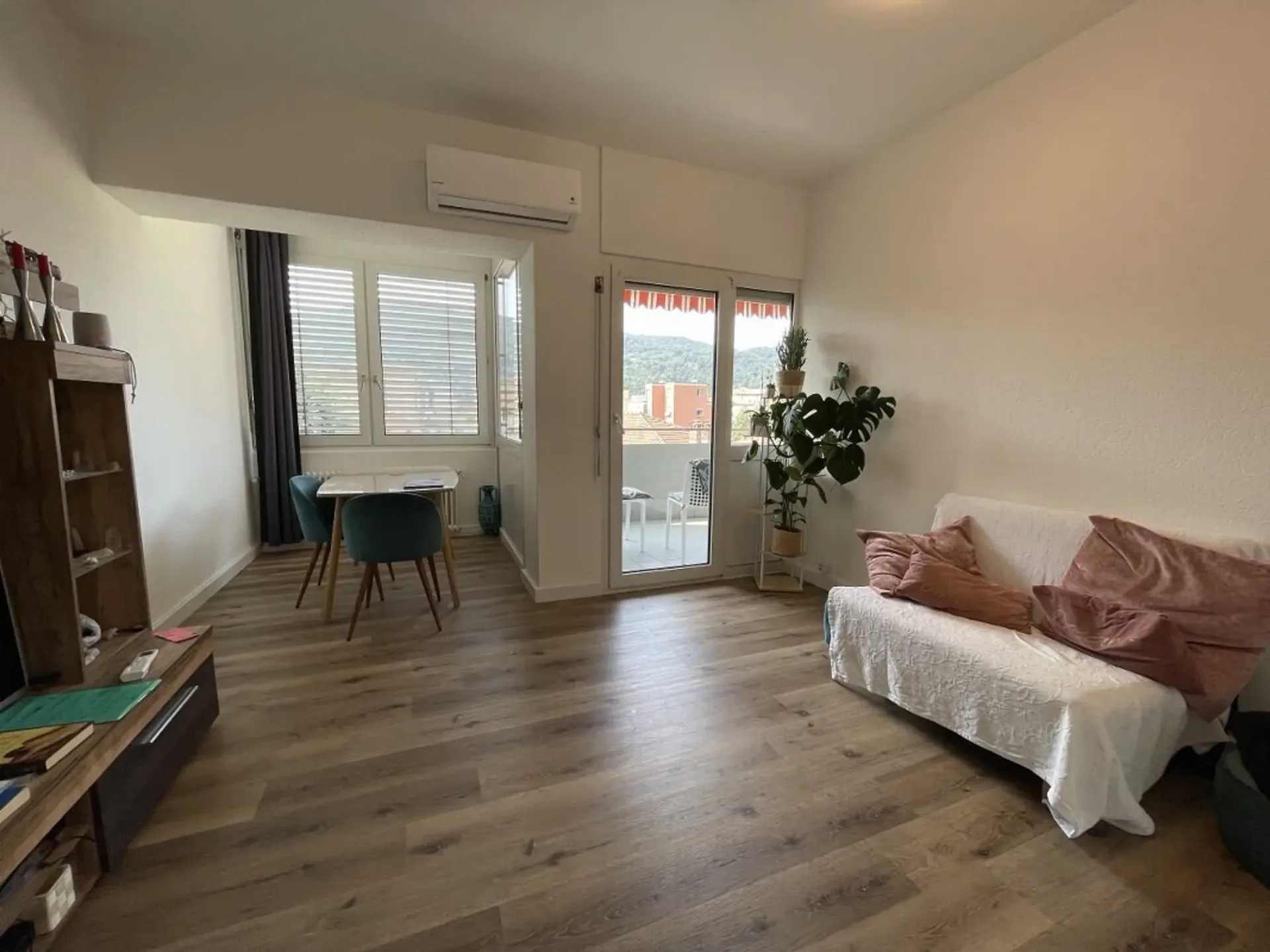 HELLES 3.5 ZIMMER WOHNUNG RENOVIERTE ZU VERMIETEN IN CHIASSO