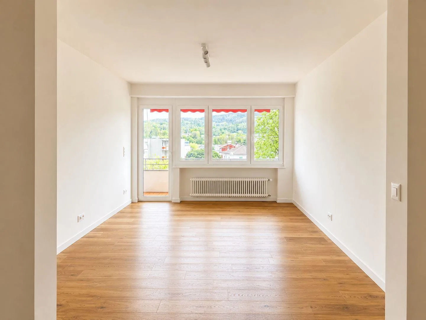 Appartement spacieux de 4,5 pièces avec terrasse et place de parking extérieure