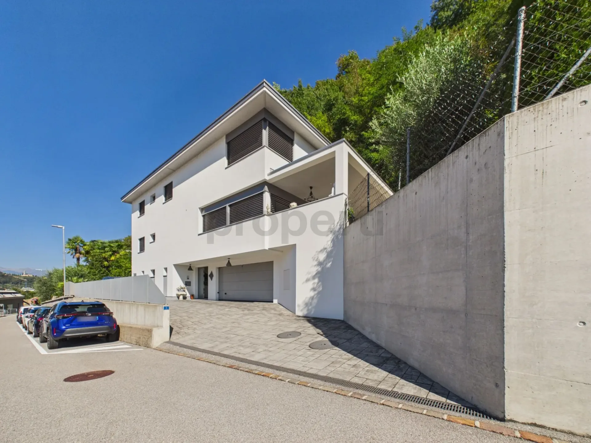Moderne Villa mit großen Räumen, Garten und Doppelgarage