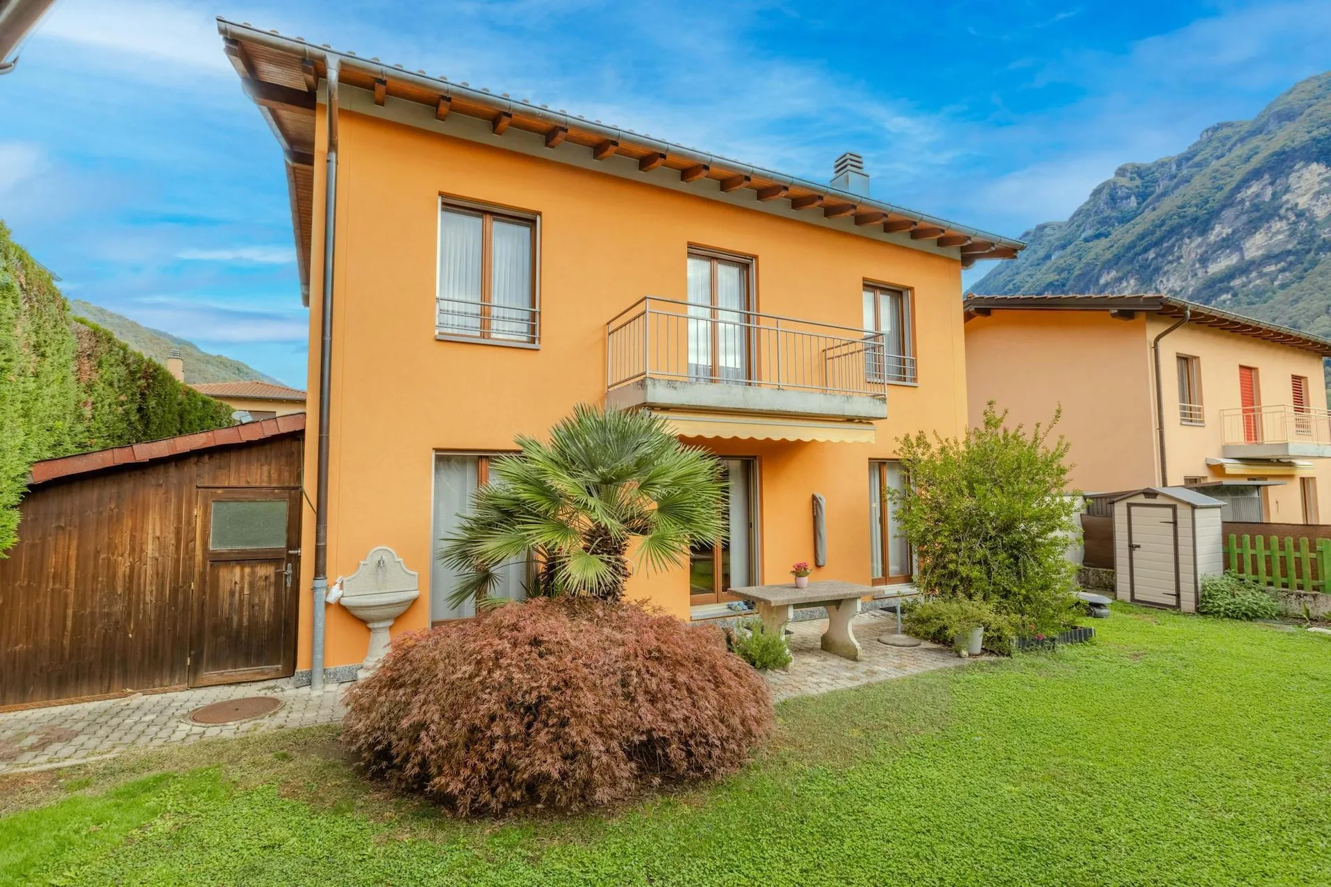 Schönes Haus 6.5 mit Grotte und Garten in Riva San Vitale