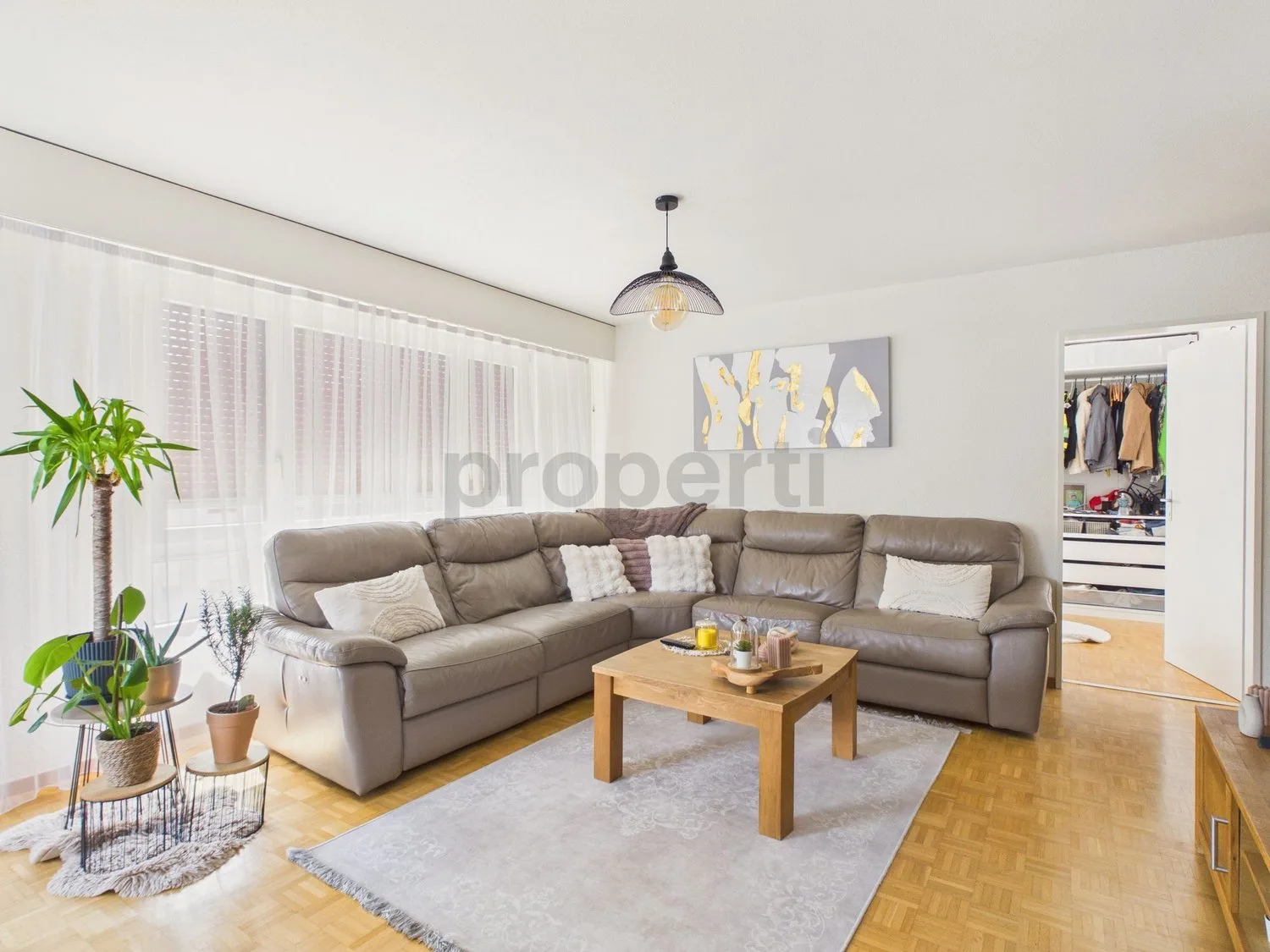 Bright 5.5-room apartment with balcony, Tafers