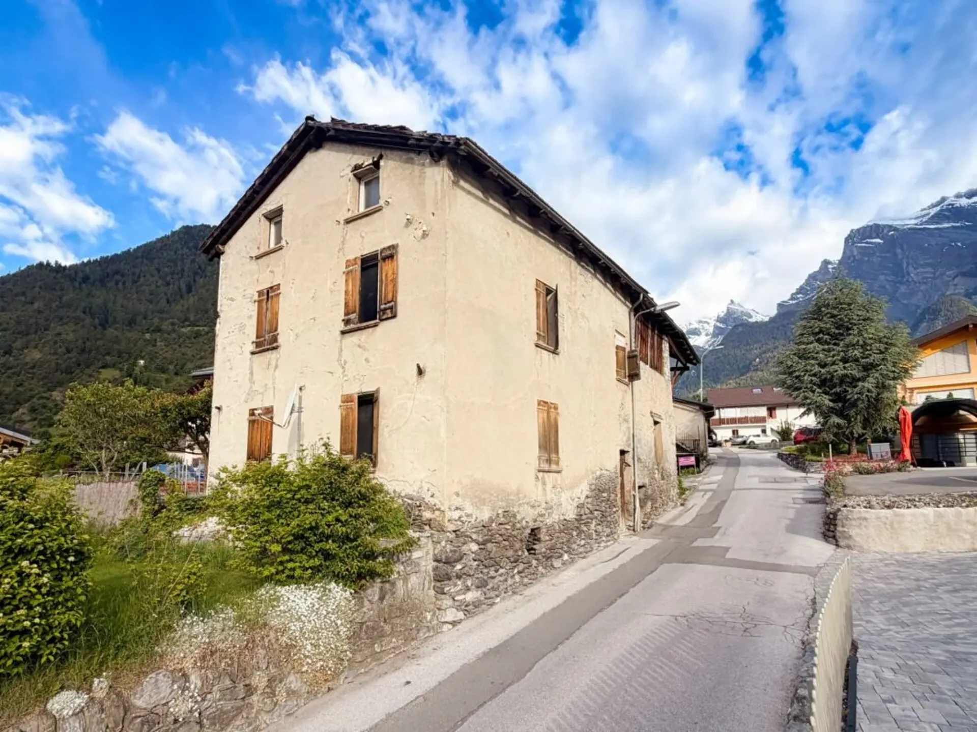 Haus zur Renovierung im Zentrum von Chamoson, verkauft mit Baugenehmigung