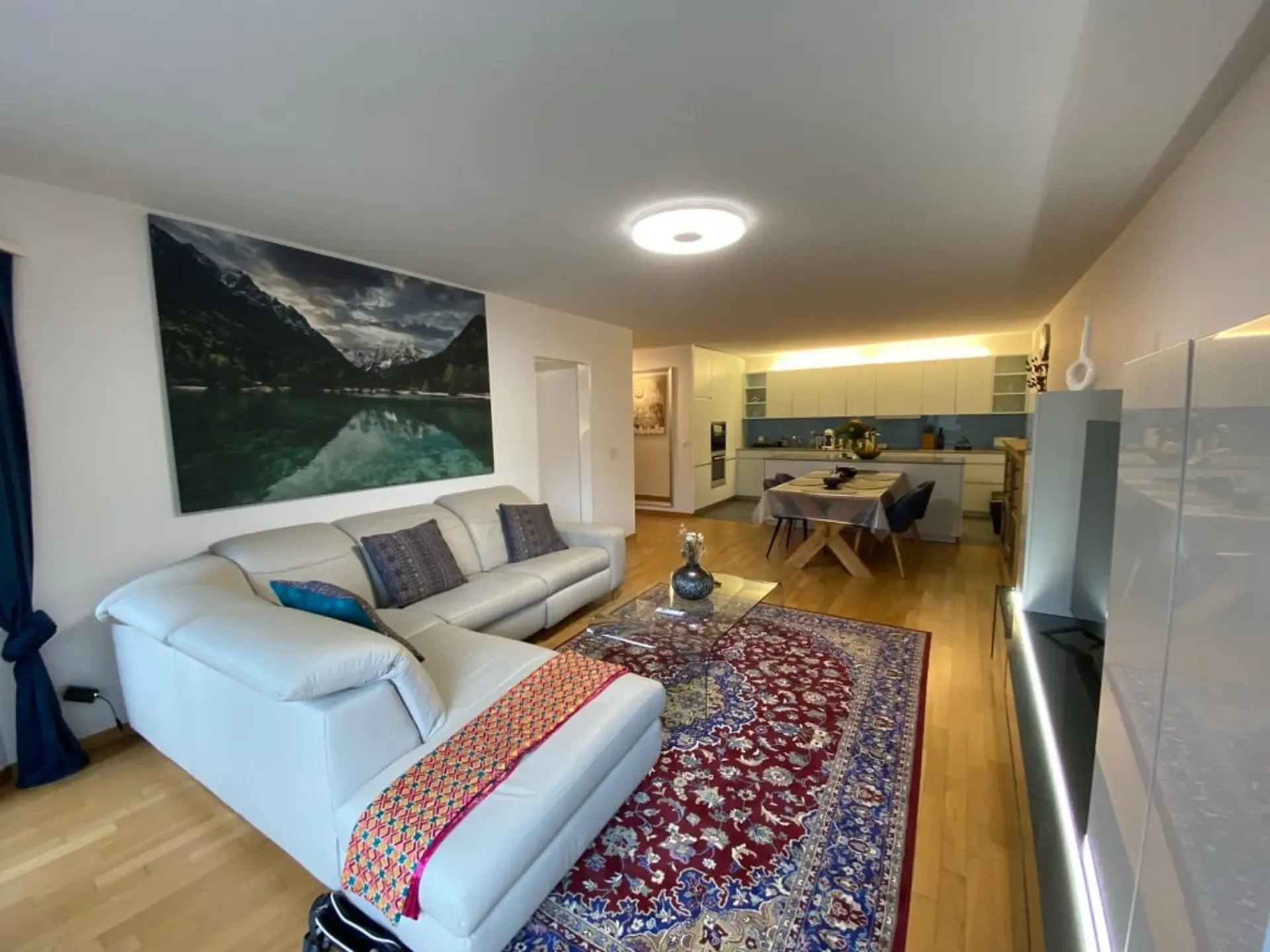 💎 Elegante casa arredata di 4.5 locali con bel balcone a Seebach