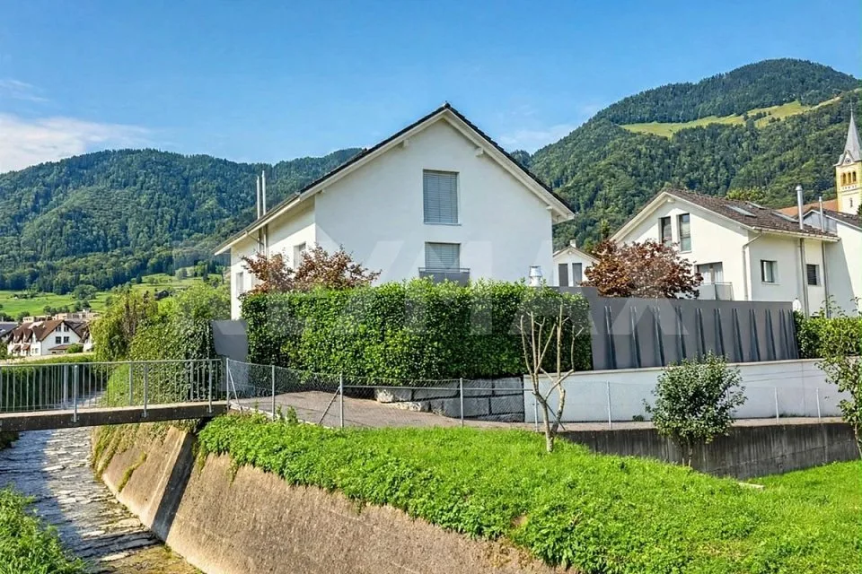 Grosszügige 5.5-Zimmer-Doppelhaushälfte mit Outdoor-Küche in Reichenburg SZ zu mieten!
