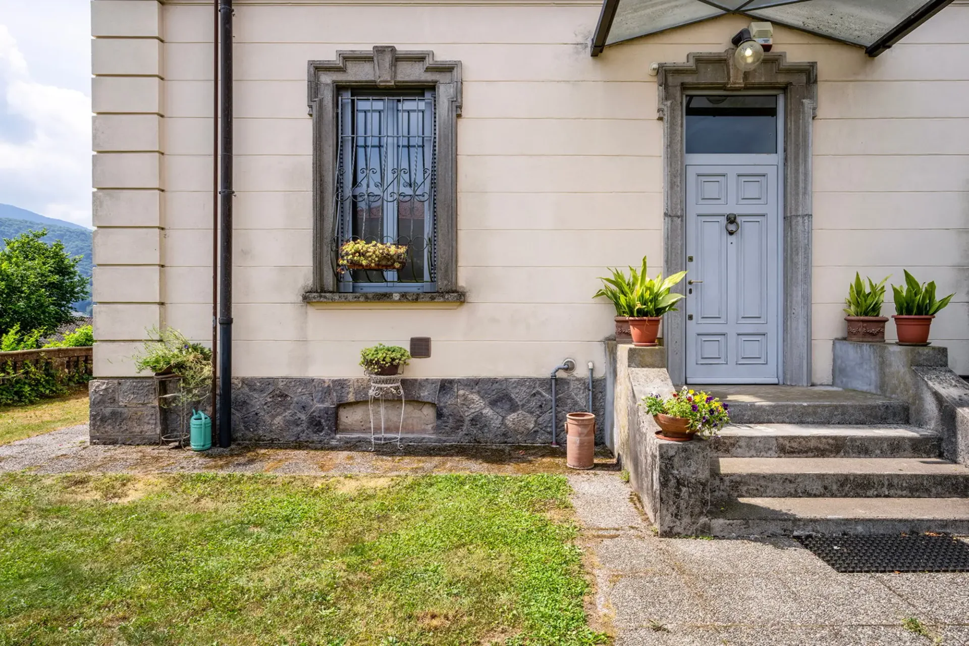Historische Villa mit großem Garten in Cadegliano Viconago