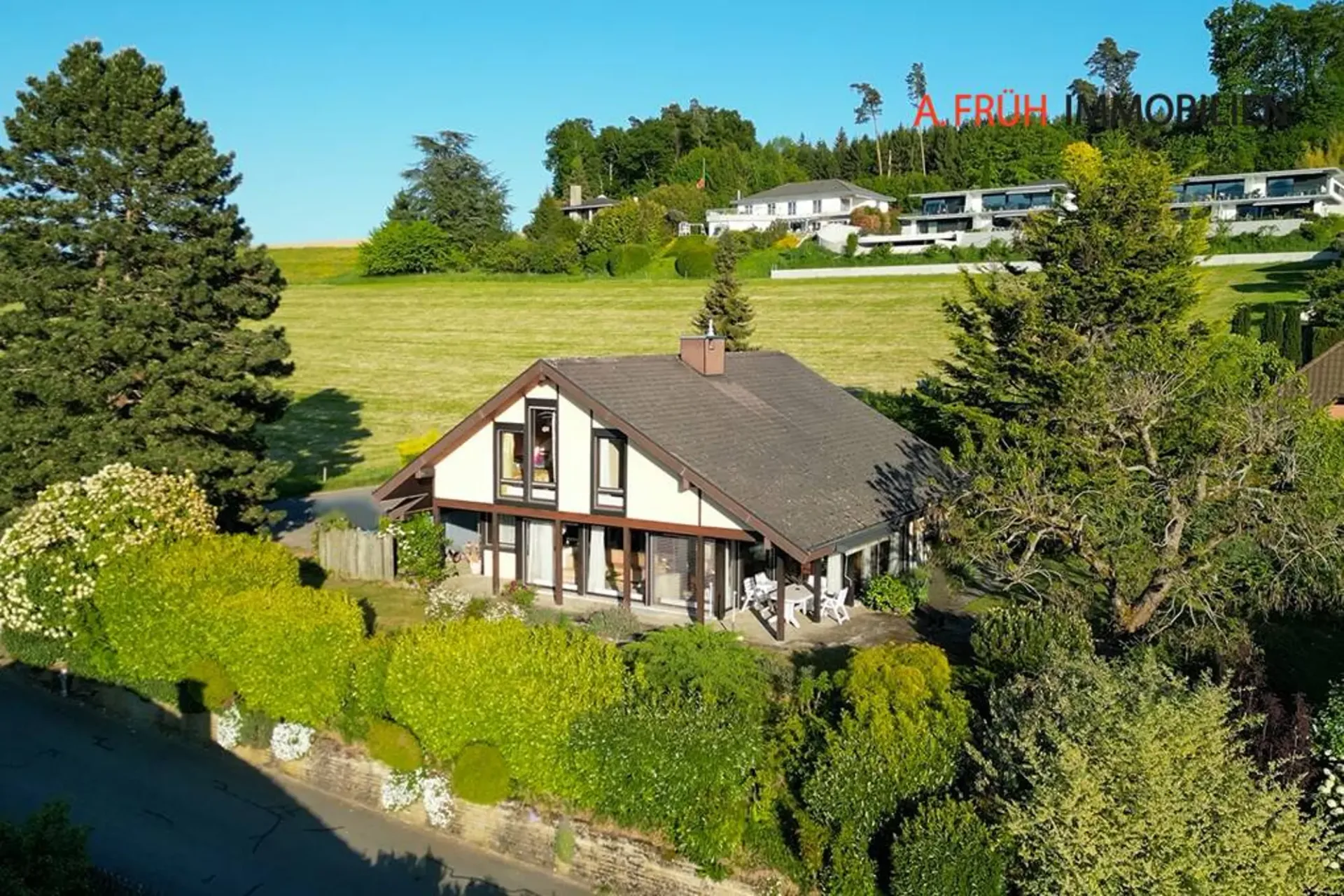 Ein Haus voller Licht und Leben über dem Bielersee