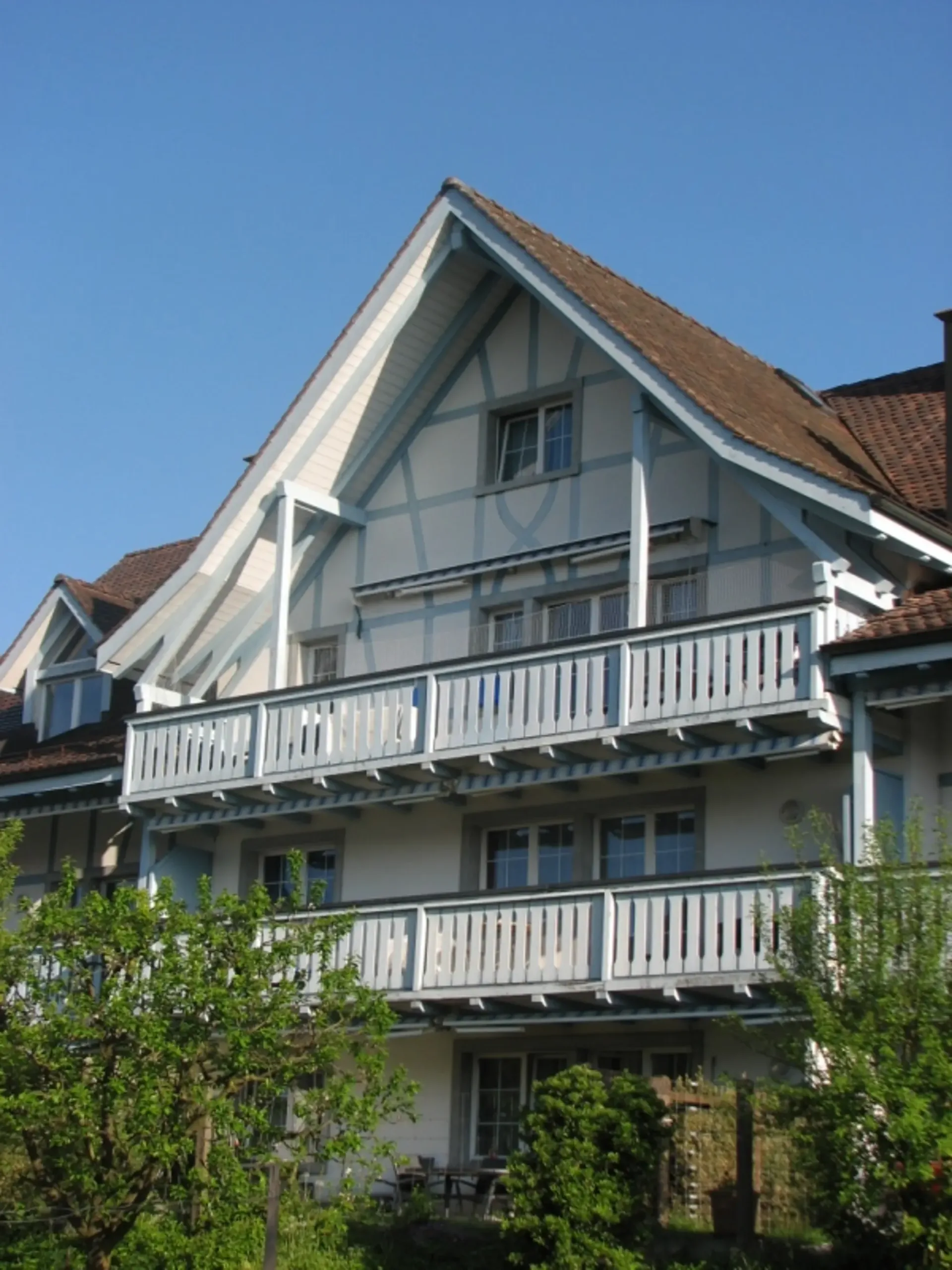 Grosszügige 5-Zimmer-Wohnung mit Cheminée und Balkon in Neerach