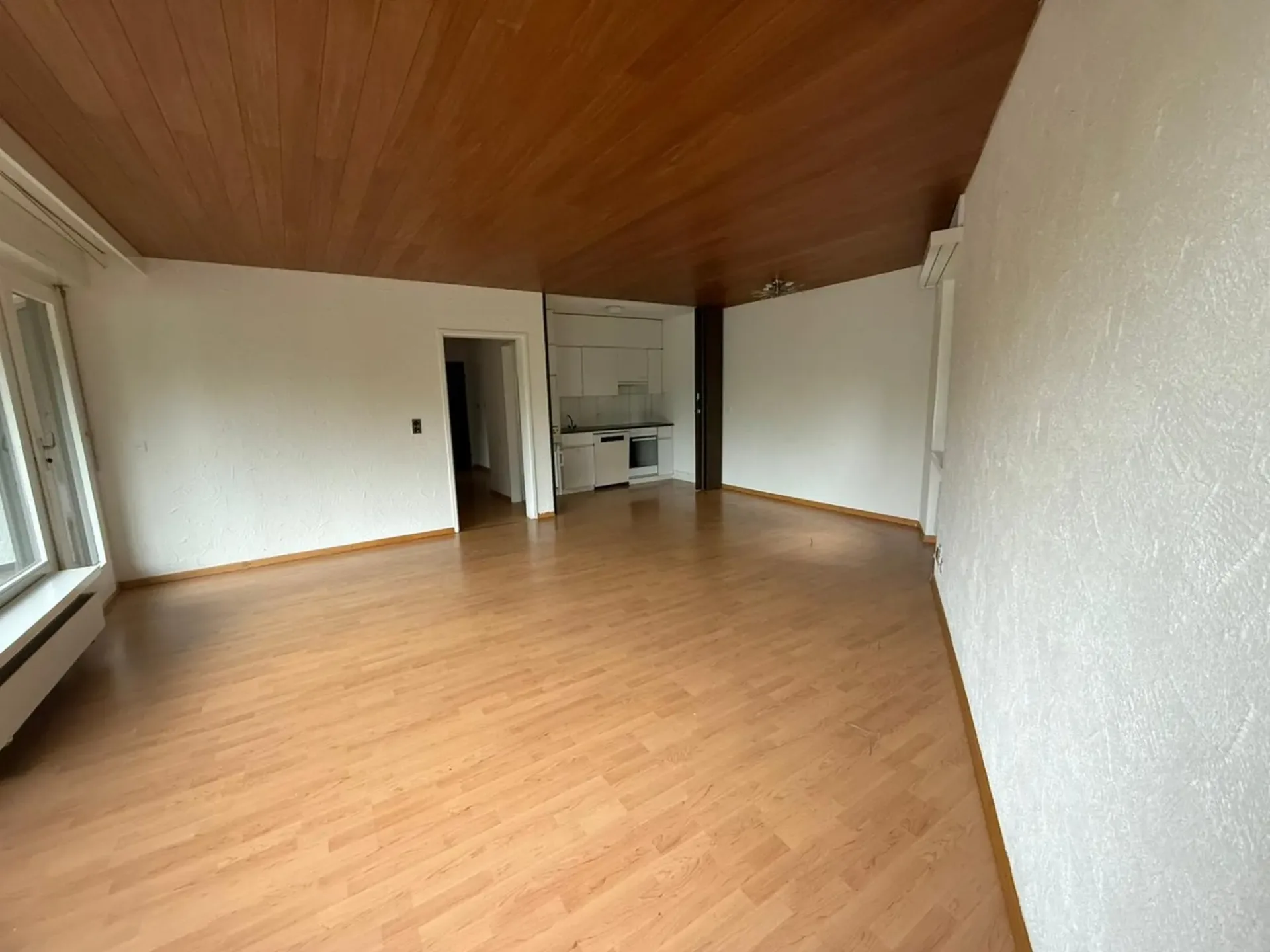 Charmante 3.5-Zimmer-Wohnung in Brunnen – sofort bezugsbereit