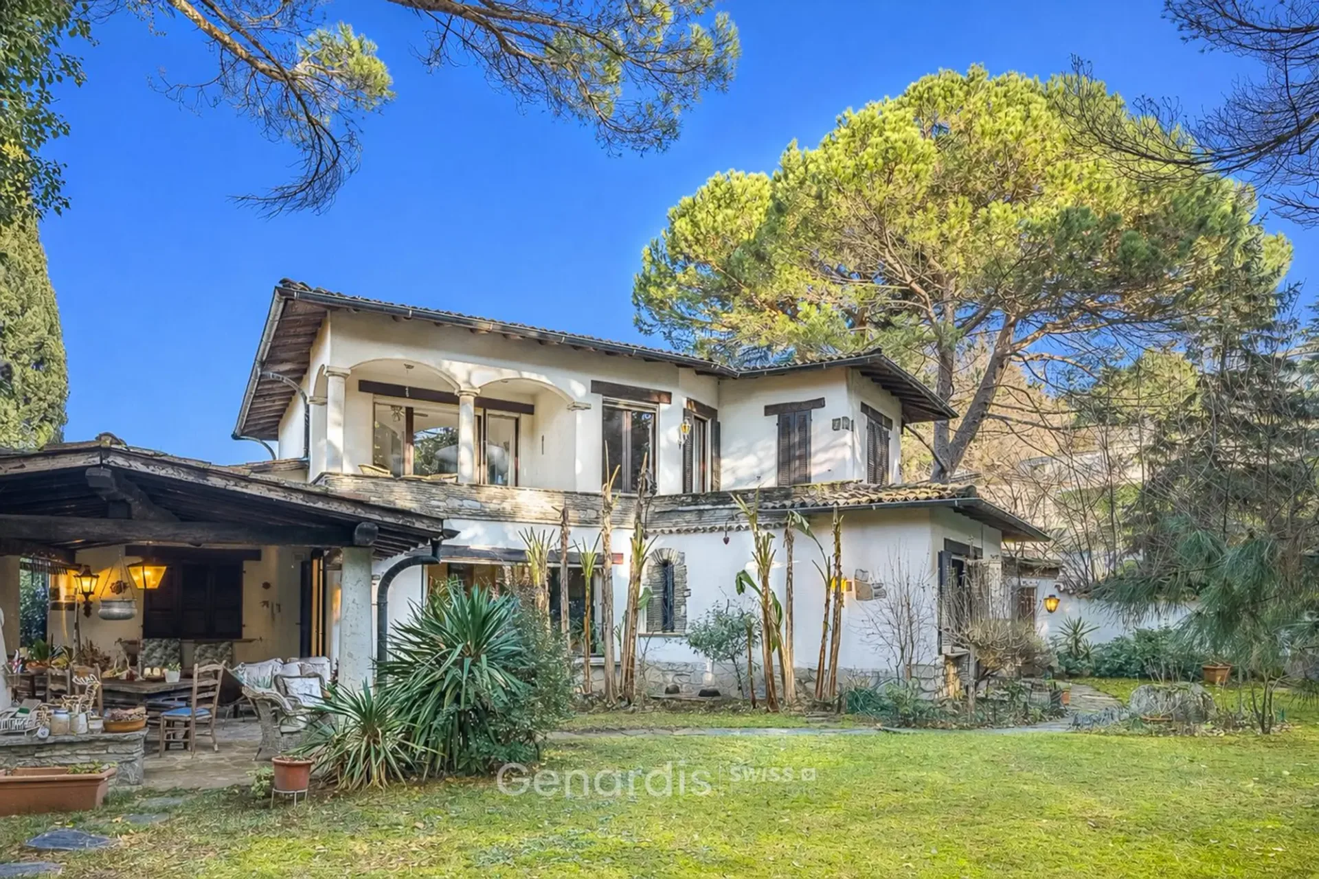 Elegantes Landhaus mit Pool und Panoramablick in Collina d'Oro