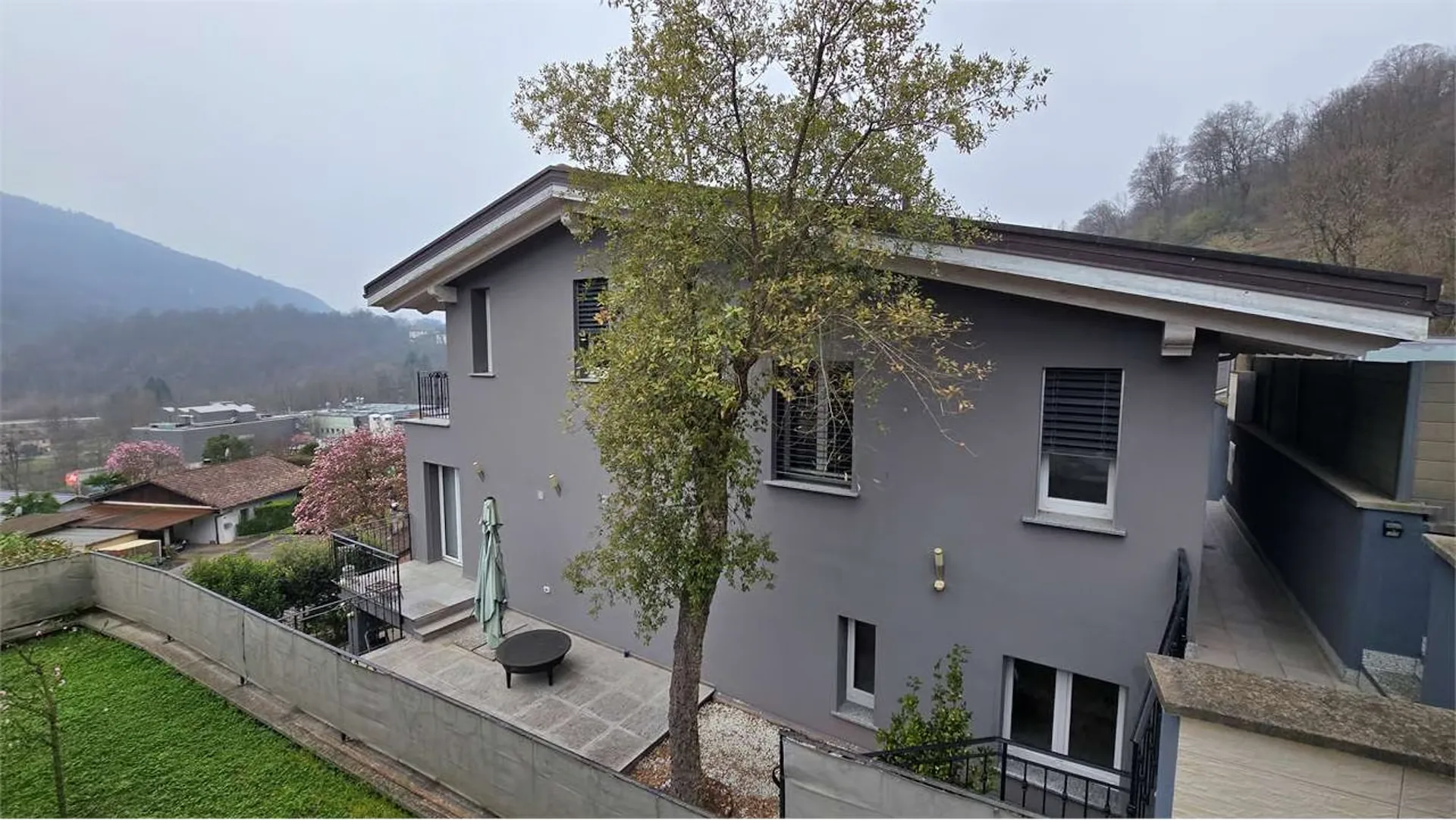 Moderne Doppelhaushälfte mit 2 Wohnungen