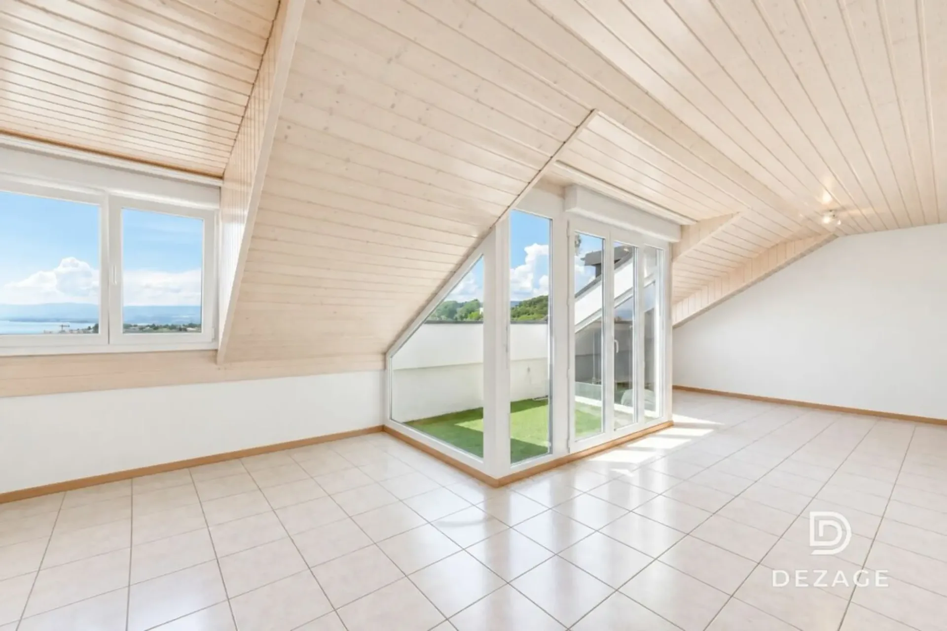 Weites, helles Dachgeschoss mit Panoramablick auf den See an den Toren von Pully und Lausanne!