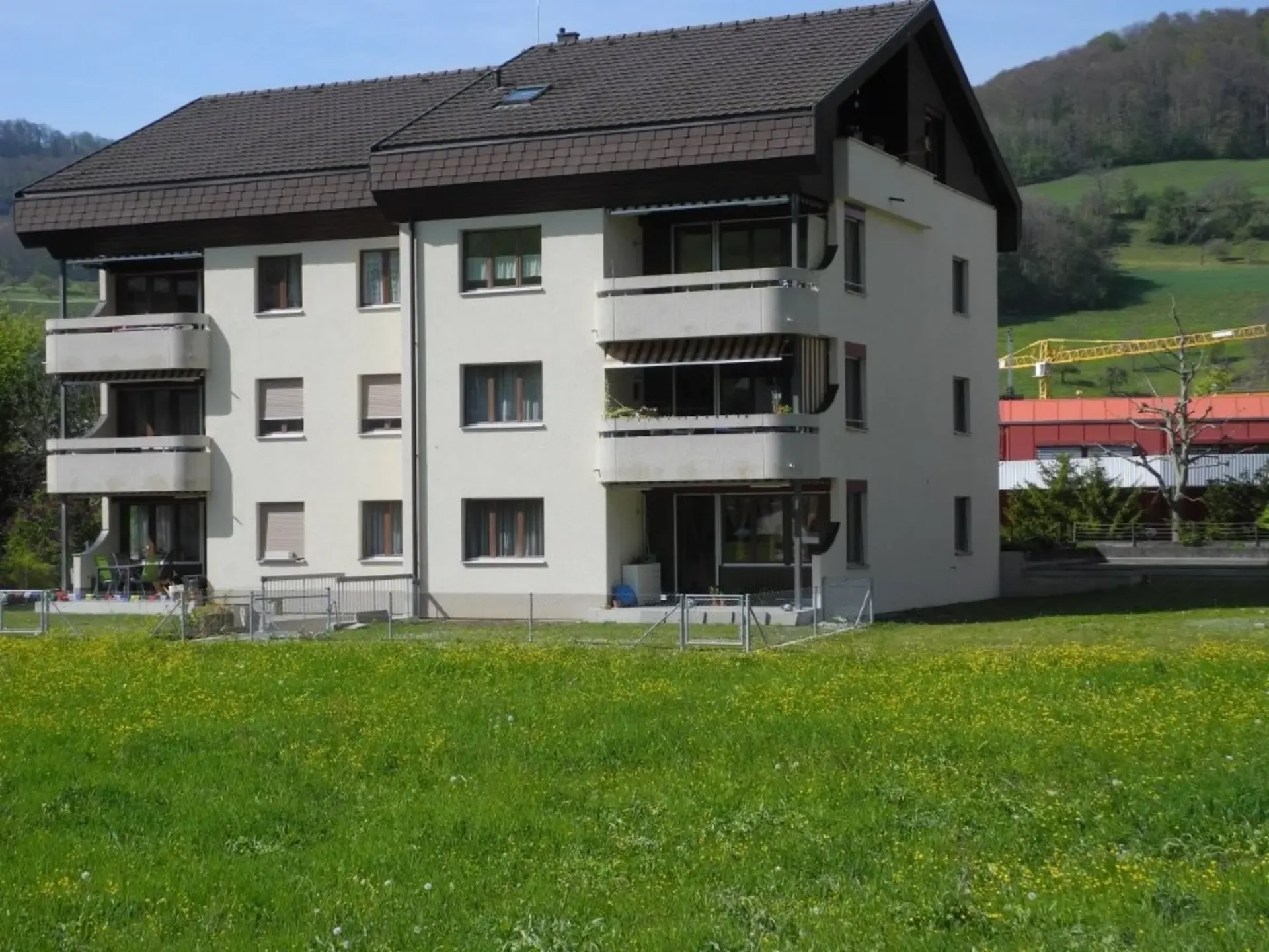4.5-Zimmer Wohnung mit gedecktem Südbalkon, Gartensitzplatz und Lift
