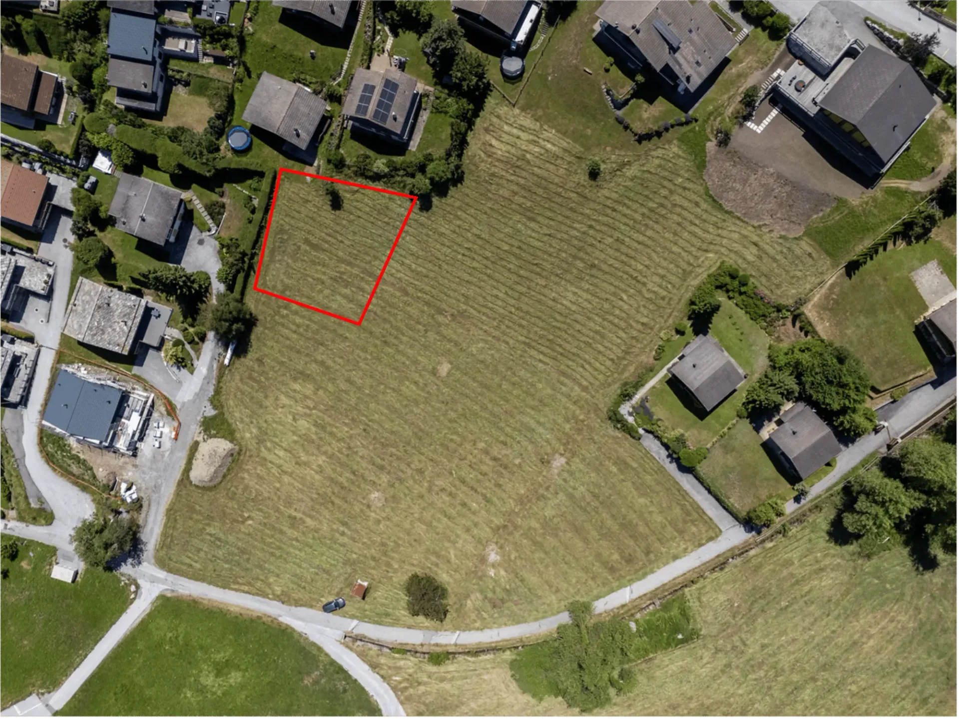 Baugrundstück mit erschlossener Infrastruktur in einem Wohnviertel sehr nahe am Zentrum der Station