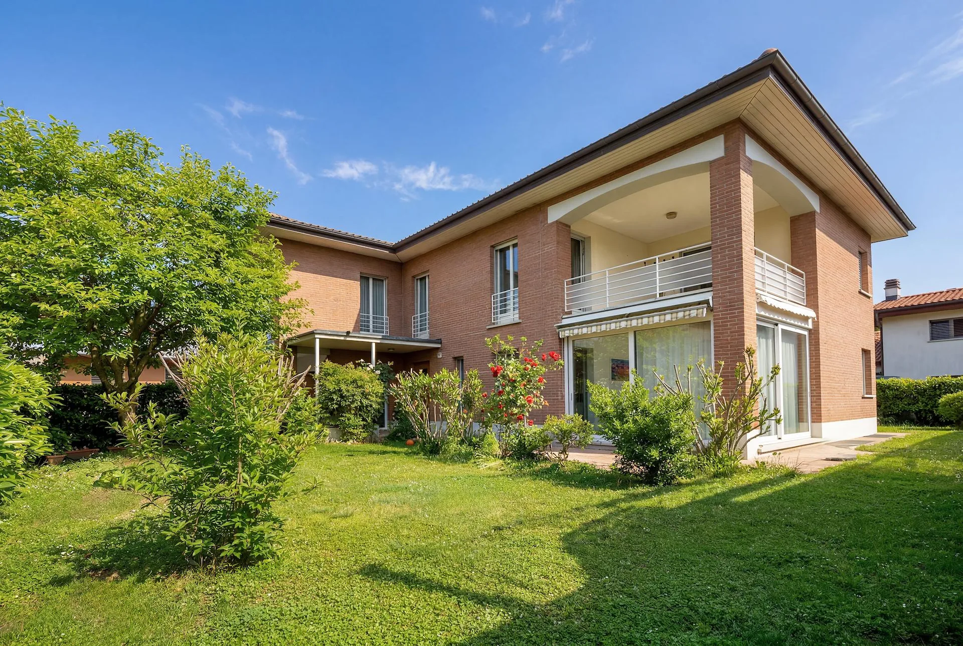 Die Freiheit, alles zu haben: Haus mit Aufzug und unabhängigem Einzimmerapartment