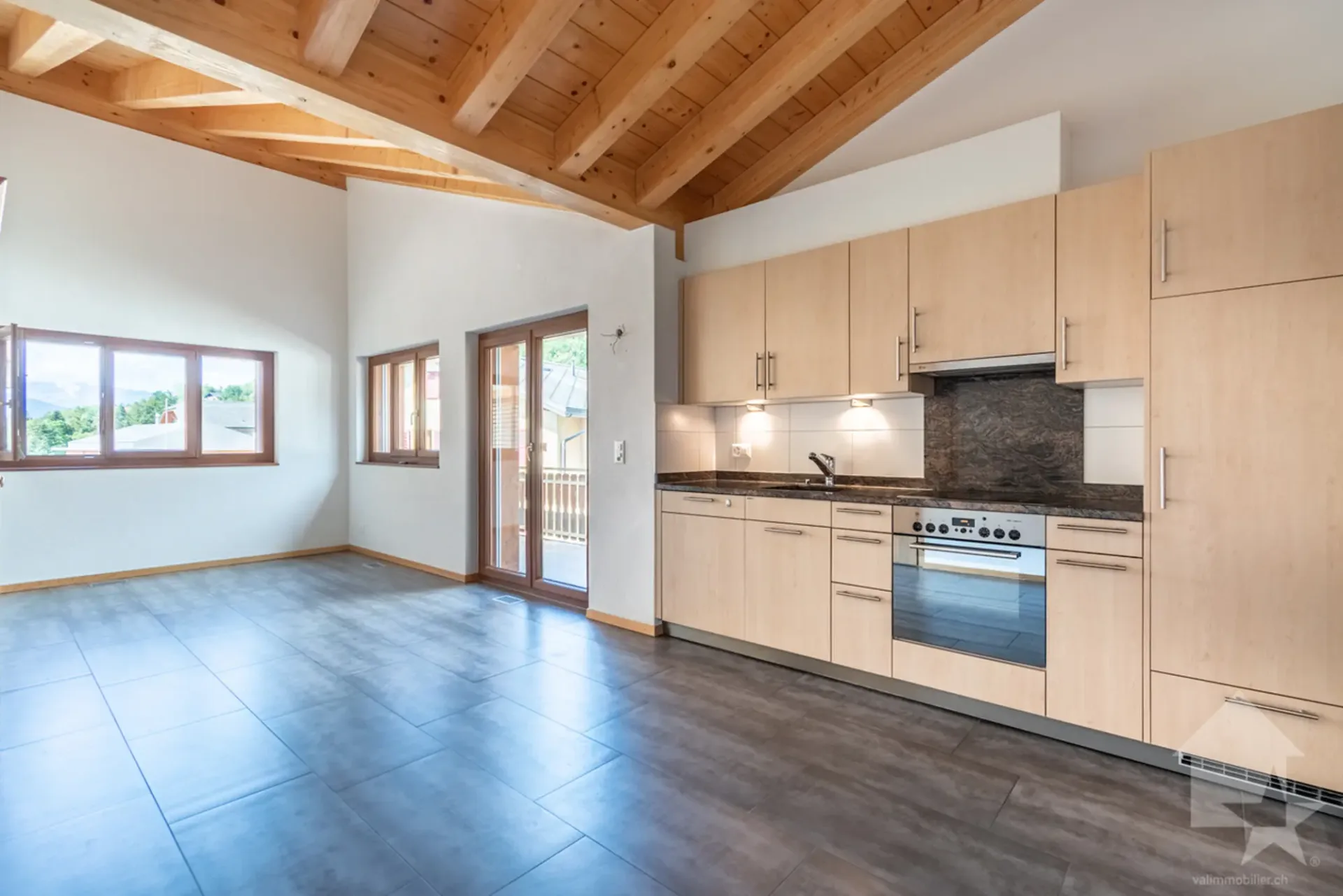 Mollens, 3.5-room apartment under the roof, between nature and mountain
