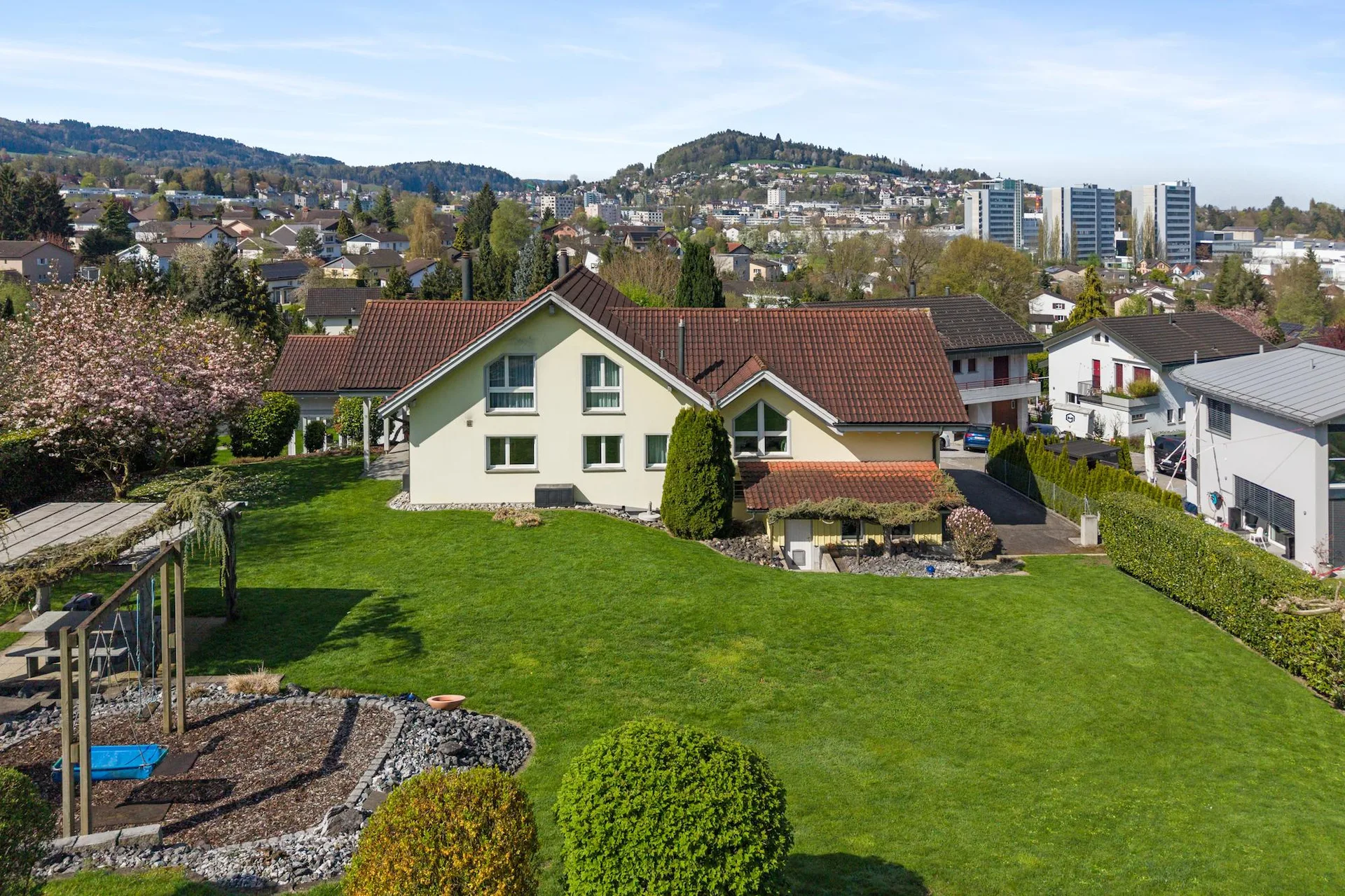 Grosszügig Wohnen mit weitläufiger Gartenanlage