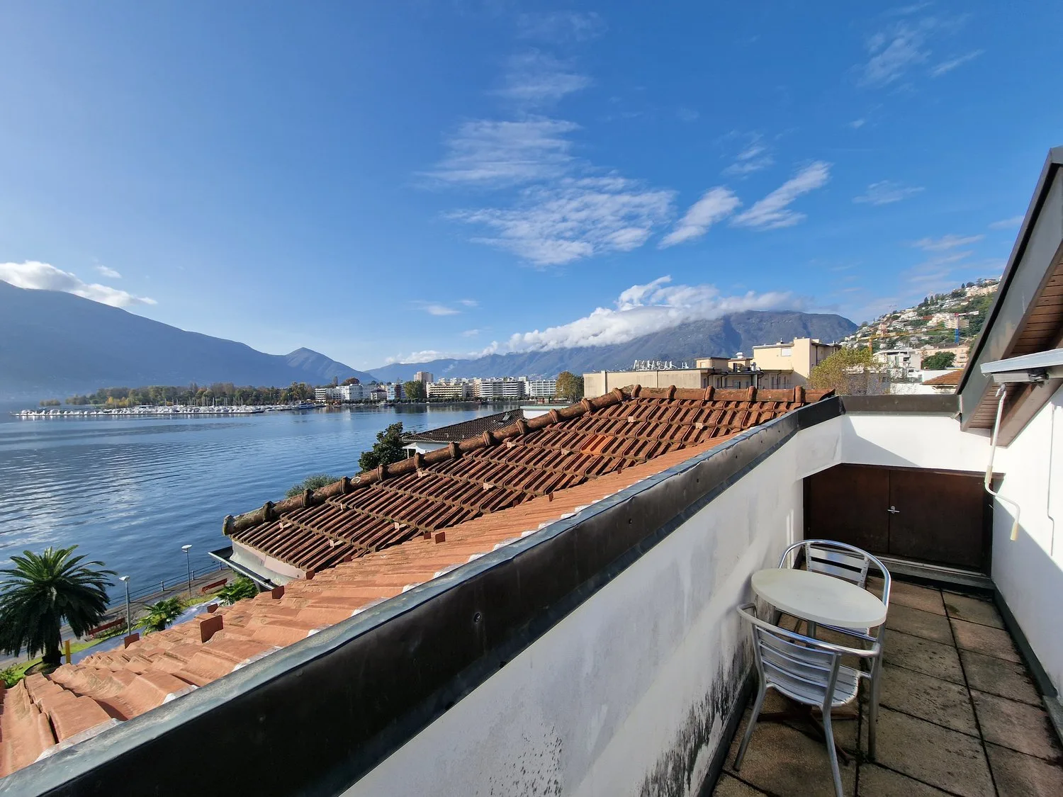 MURALTO - MONOLOCALE MANSARDATO CON VISTA LAGO