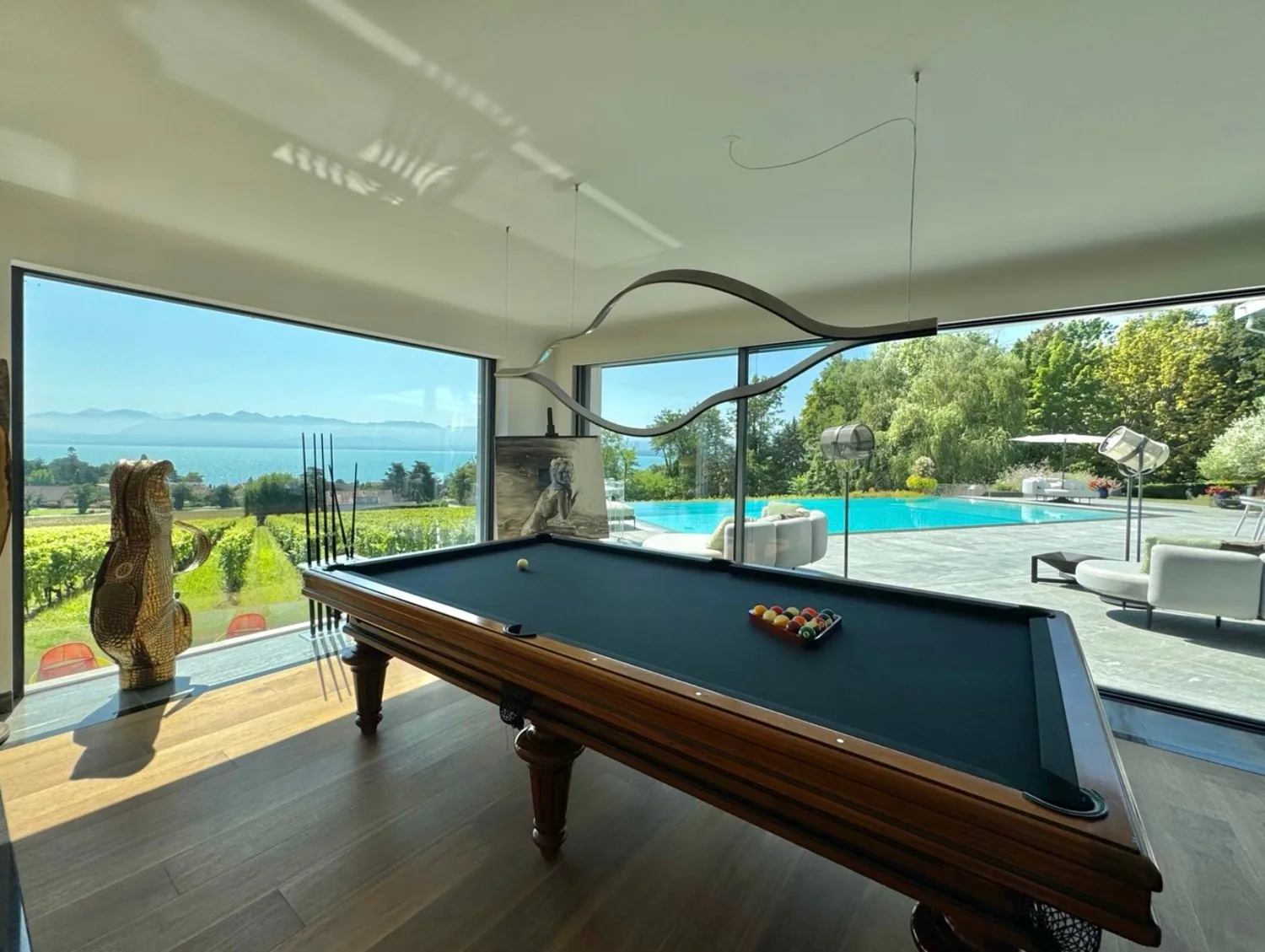 Co-Exclusivité: Propriété contemporaine avec vue sur le lac