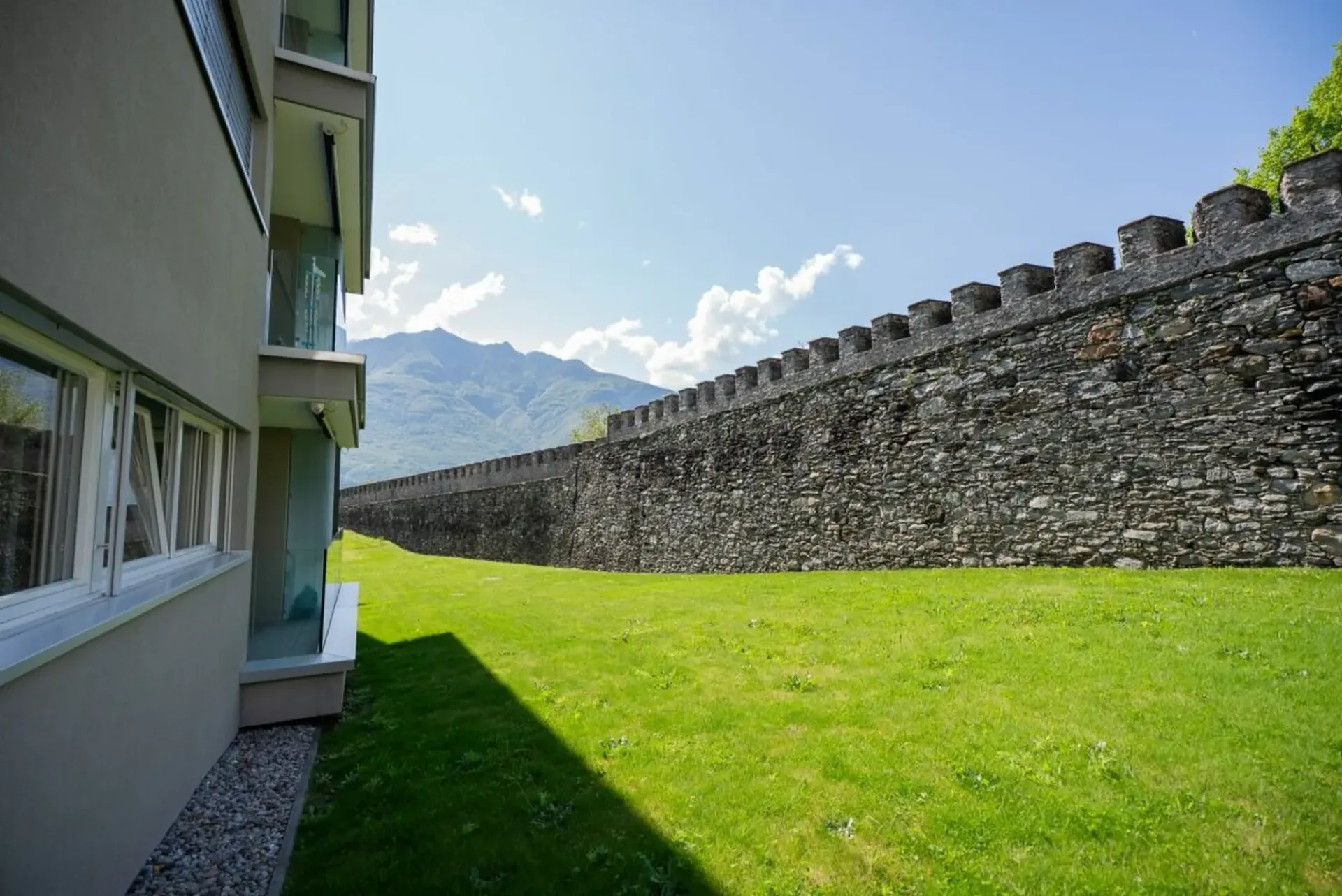 Wir verkaufen in Monte Carasso eine schöne 4.5-Zimmer-Wohnung, umgeben von der Stadtmauer