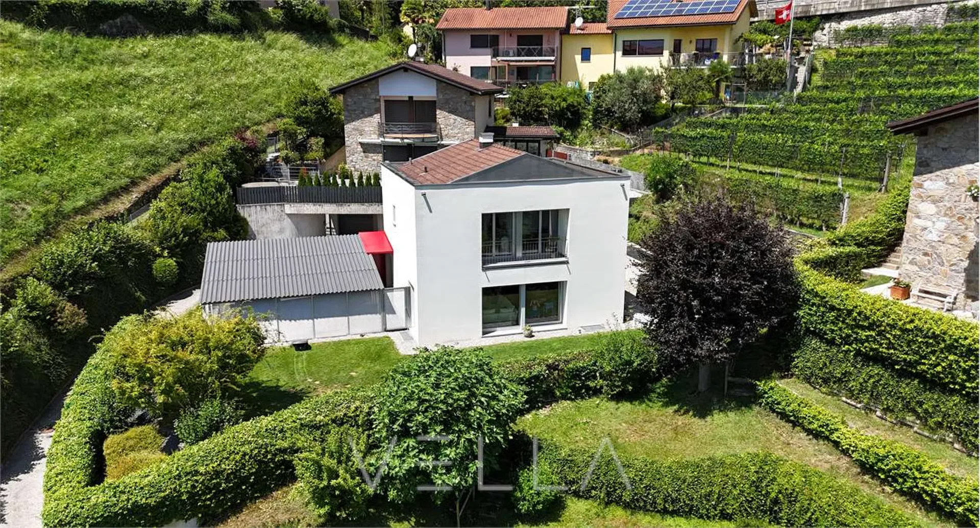 Moderna casa unifamiliare con portico