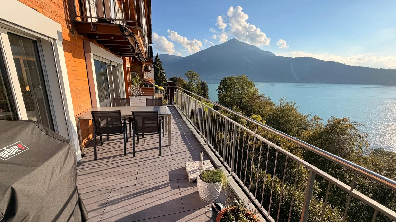 Appartamento di 5,5 locali arredato di lusso con vista mozzafiato sul lago e sulle montagne